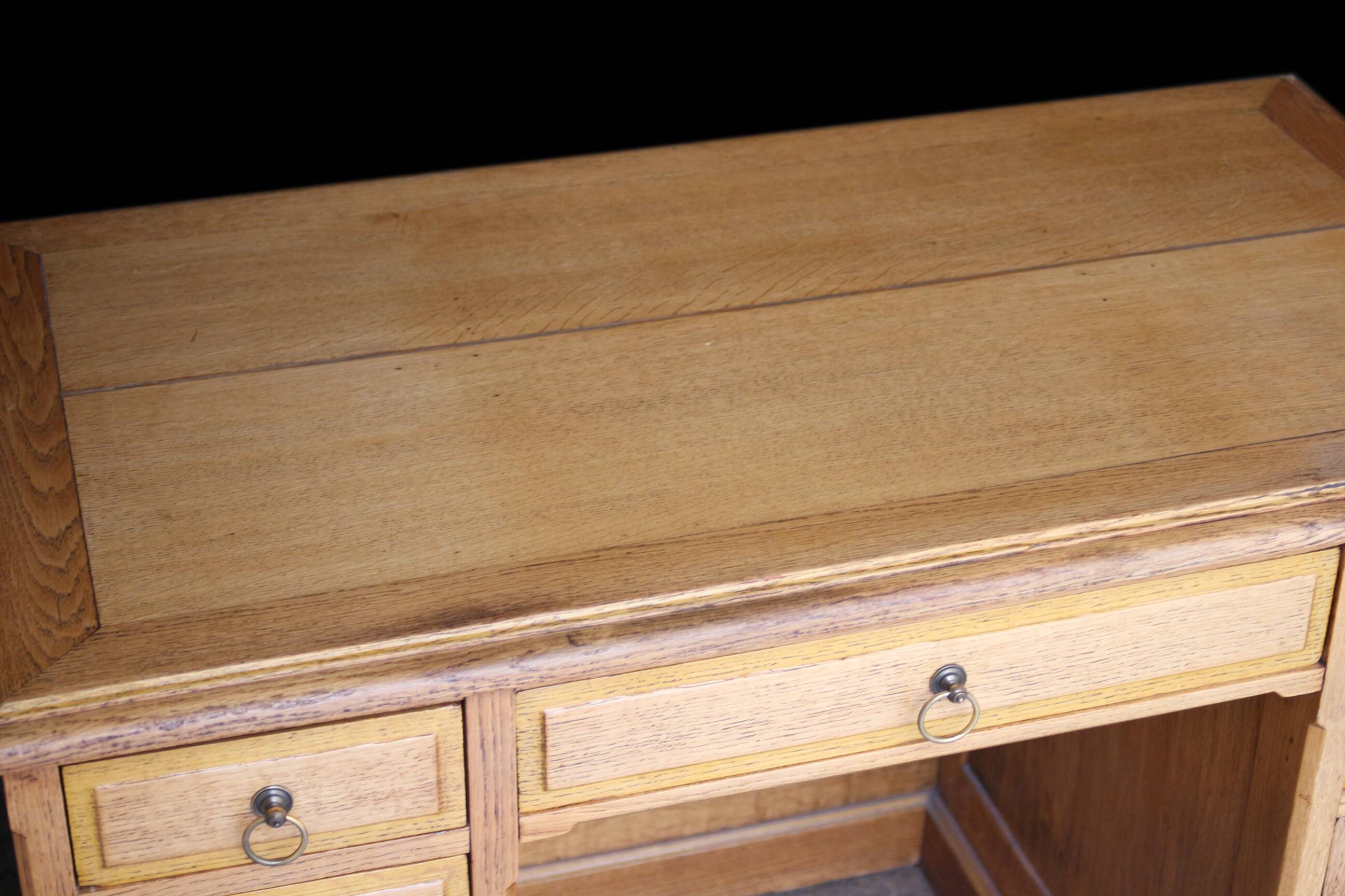 Bureau d'appoint en chêne blond de très belle facture. Début XXeme