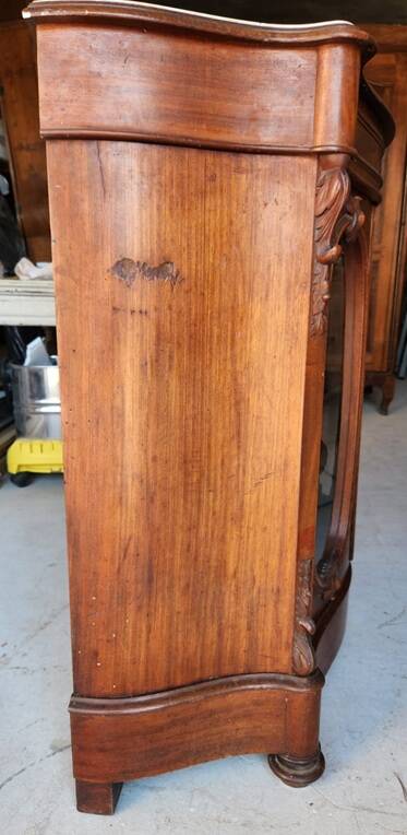 Curved display cabinet from the Napoleon III era in mahogany, circa 1850.