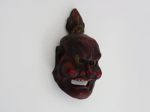 Ancien masque japonais en bois polychrome. Années 70 80