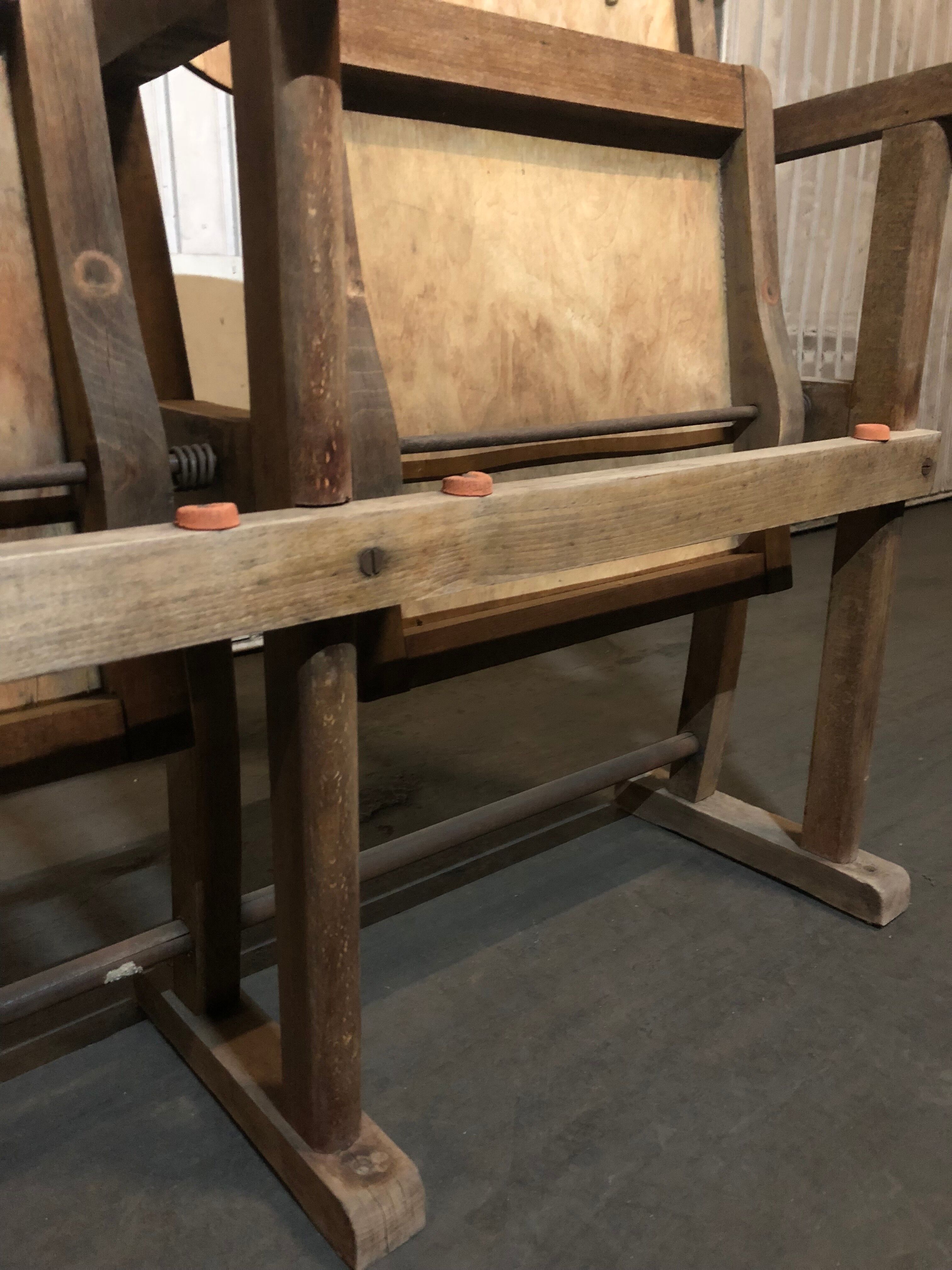 Paire de fauteuils de cinéma en bois