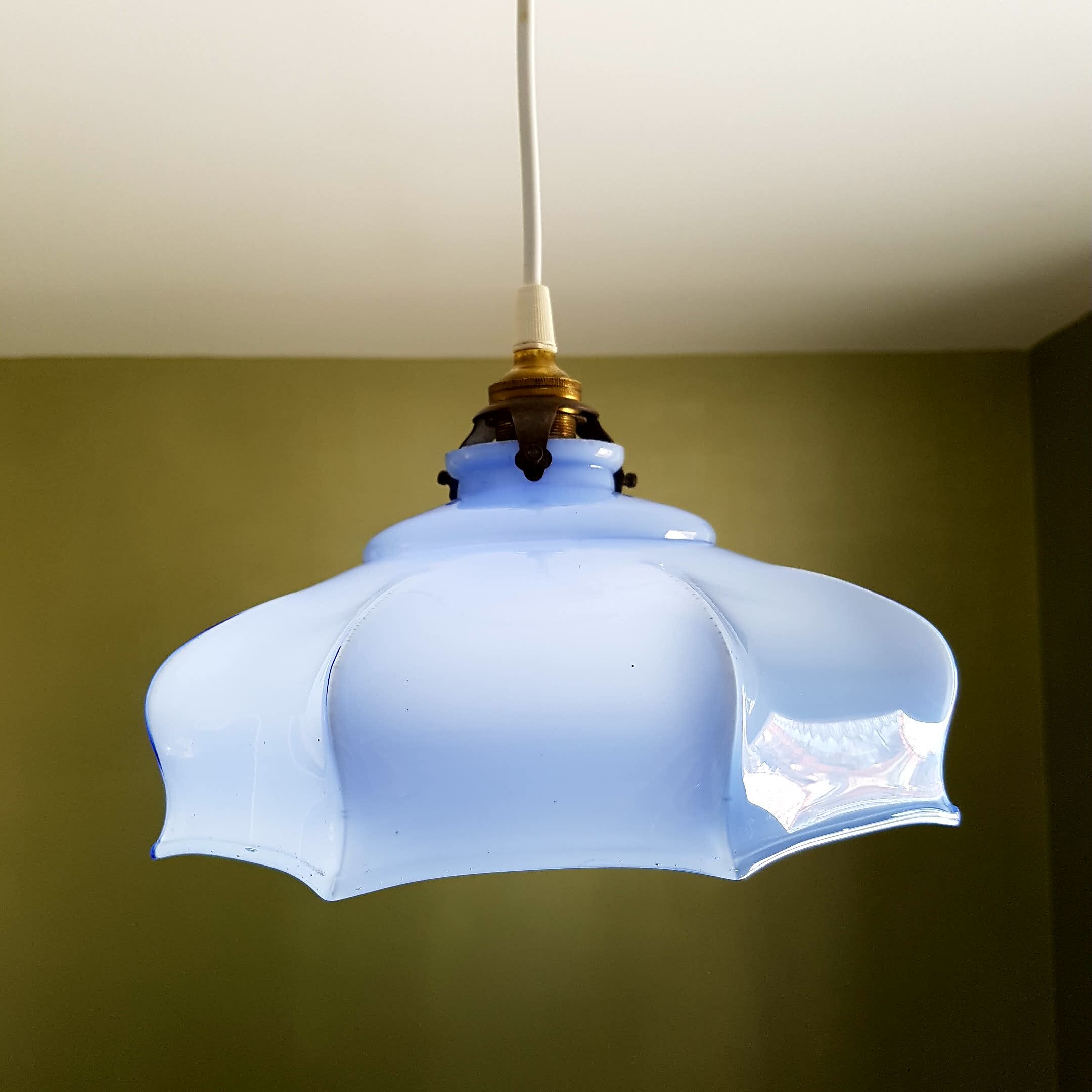 Suspension ancienne en opaline bleu époque Art Déco