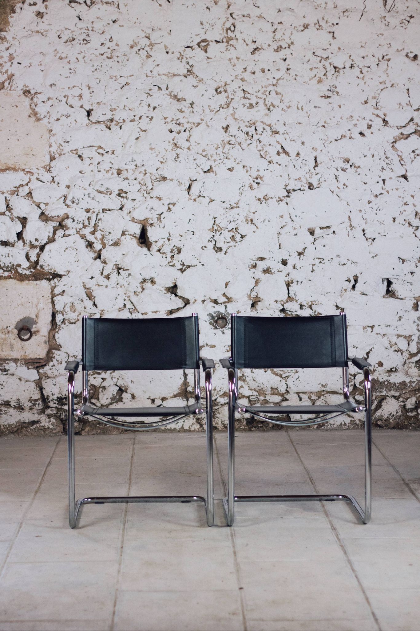 Pair of Bauhaus cantilever armchairs in chromed metal and leather, 1970