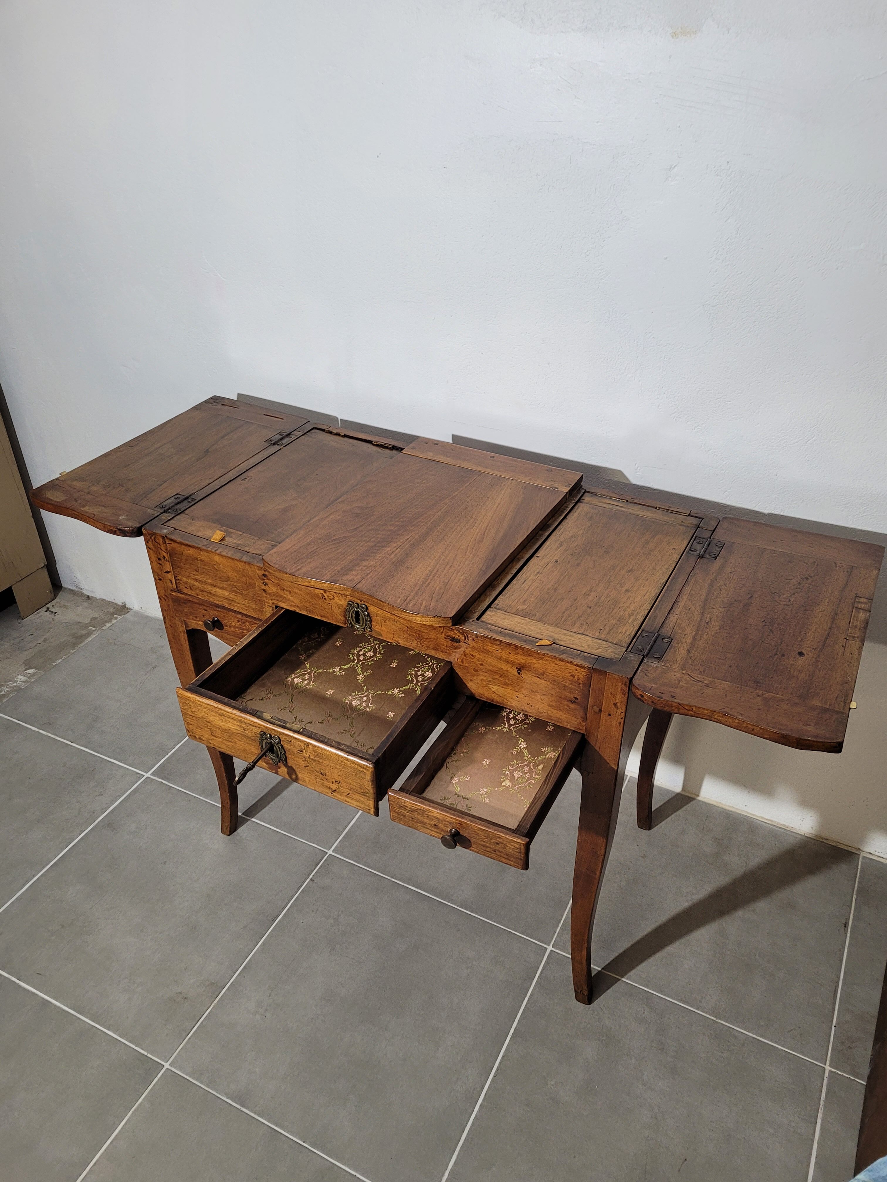 Dressing table