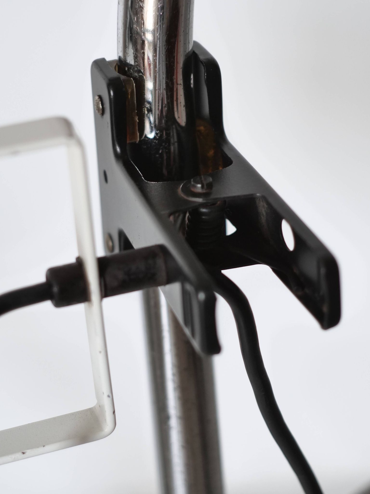 Artemide lampe à pince Design Ernesto Gismondi modèle Sintesi