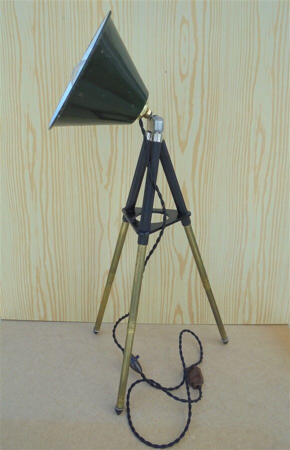Tripod lamp with adjustable height