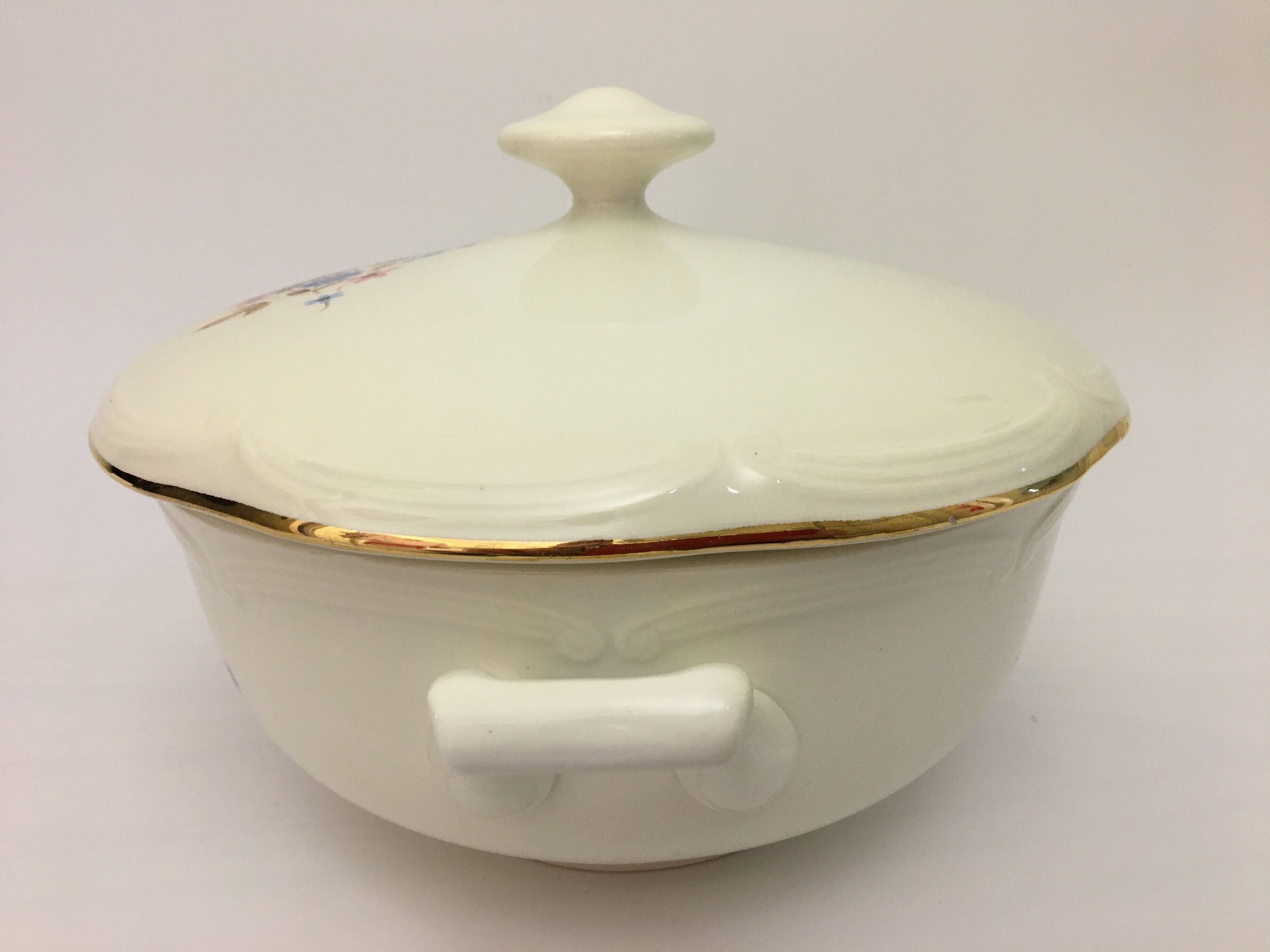 Soup pot "Gien" with spring flower motifs