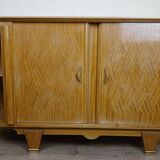 Buffet de coin en bois clair époque Art Déco circa 1930, d'après Jules Leleu