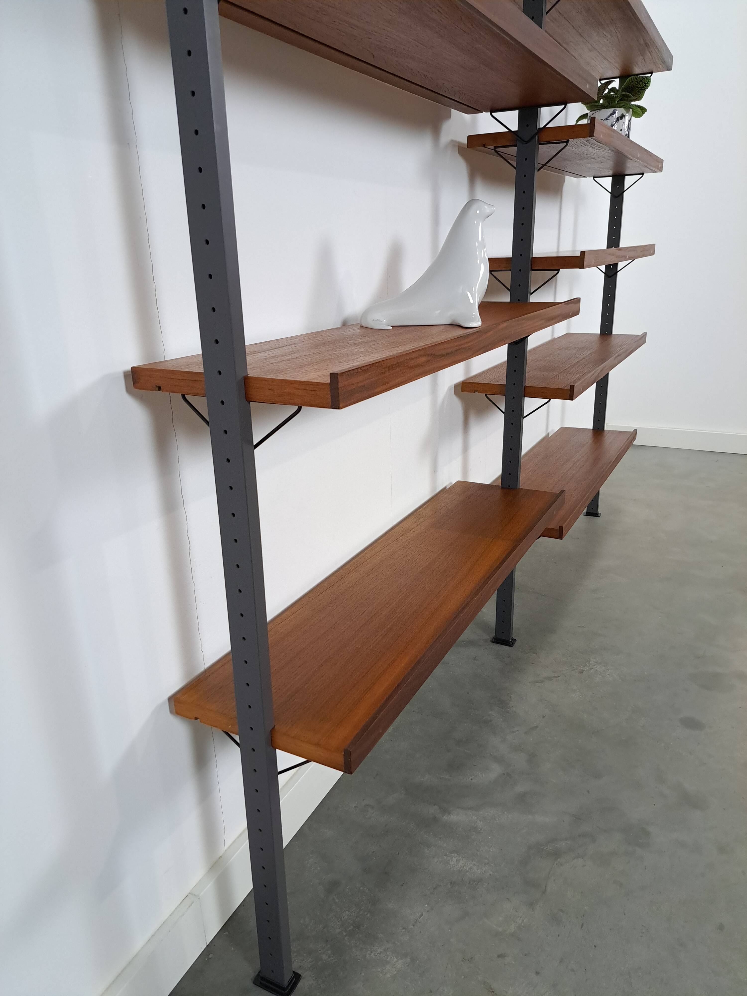 Mid Century Olof Pira Zweden teak modulair LP wandsysteem