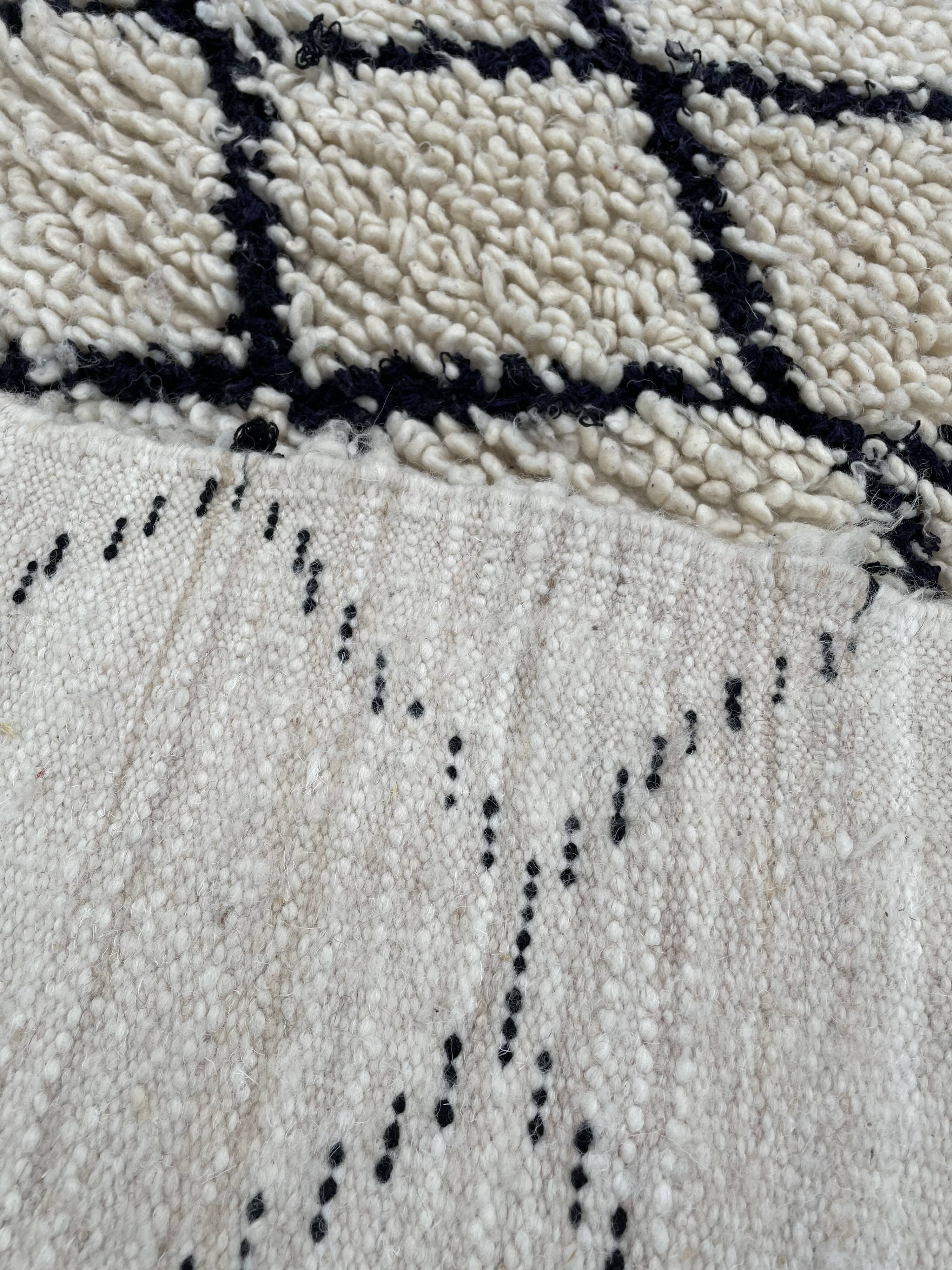 Beautiful vintage carpet of benin ouarain 90x220 cm