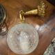 Applique vintage main en bronze doré et globe en verre craquelé