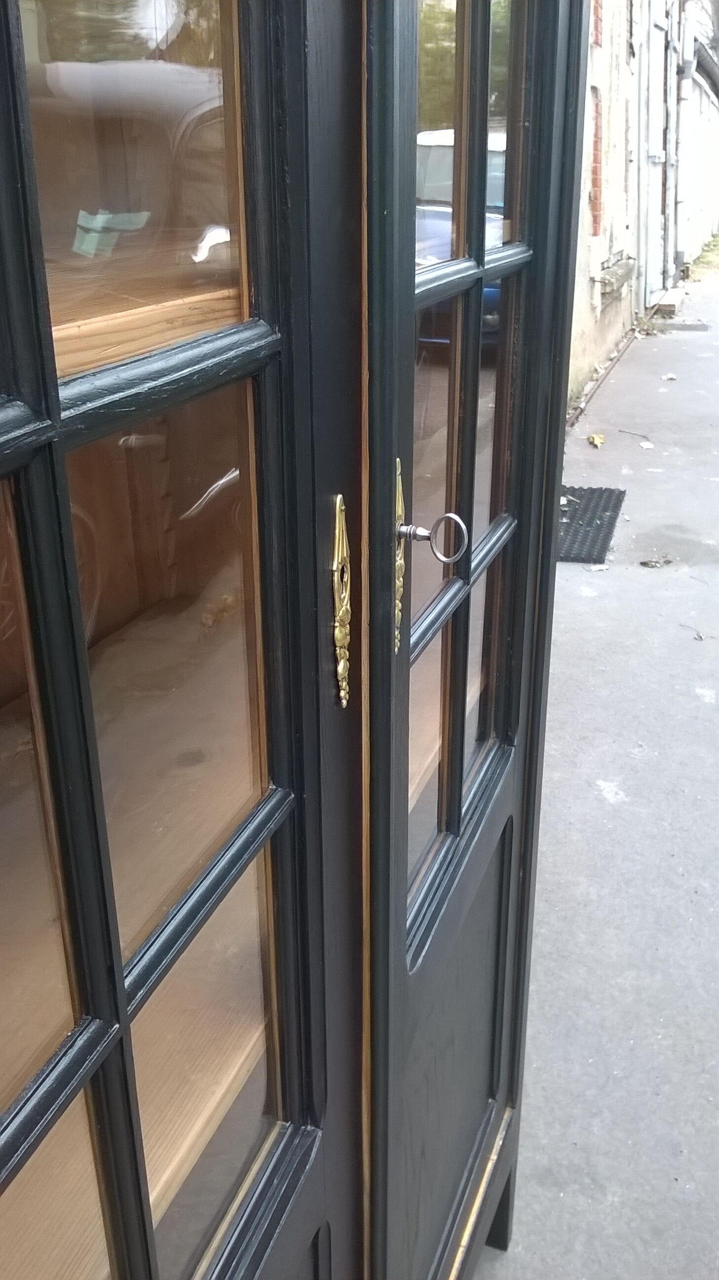 Parisian showcase cabinet