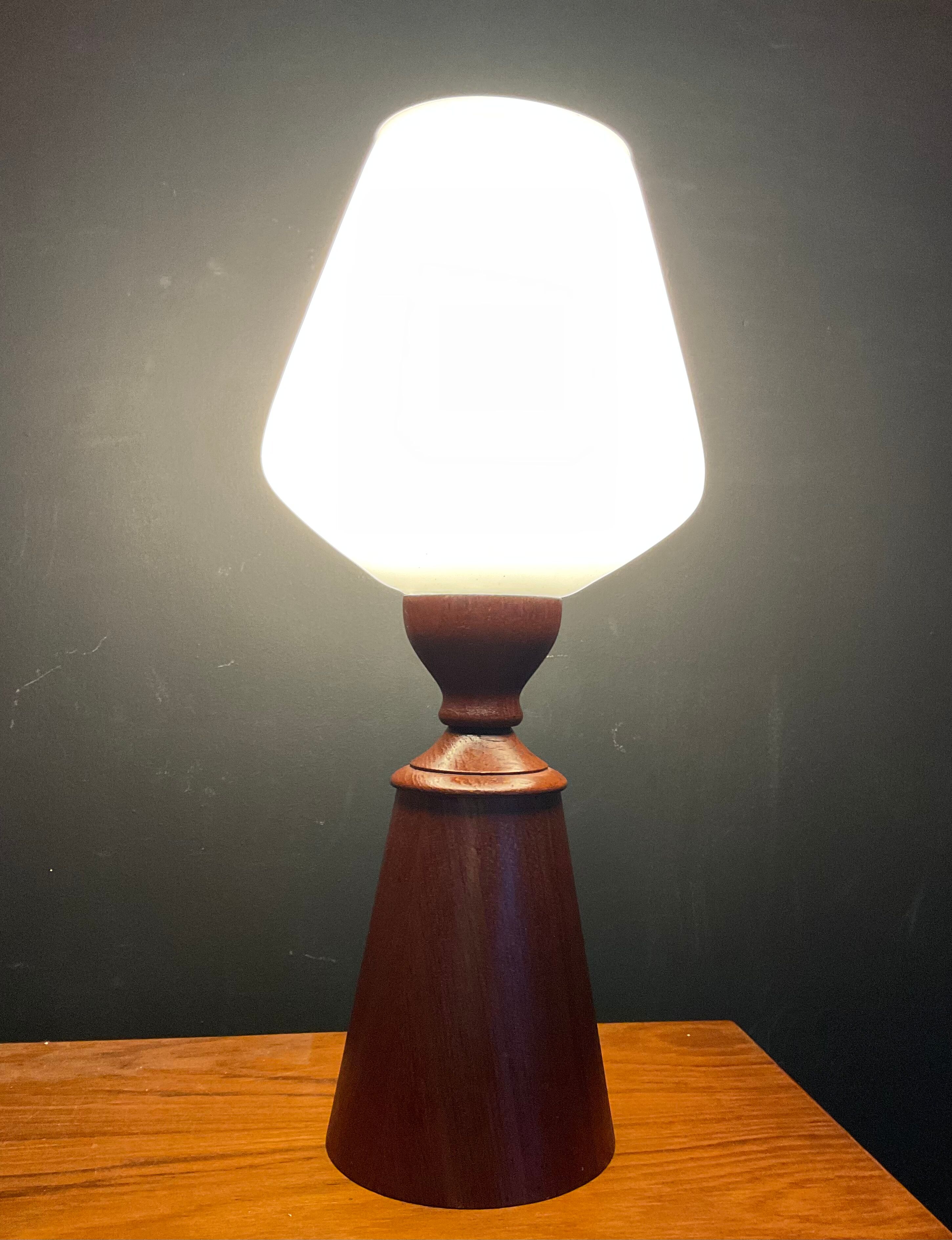 Scandinavian lamp in teak and opaline years 50-60