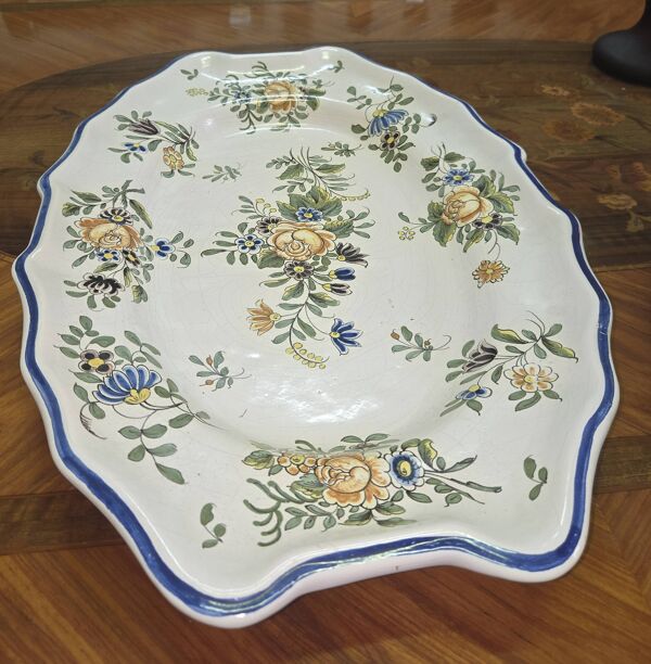 Enorme Soupière ancienne en faïence – décor floral – avec plateau assorti