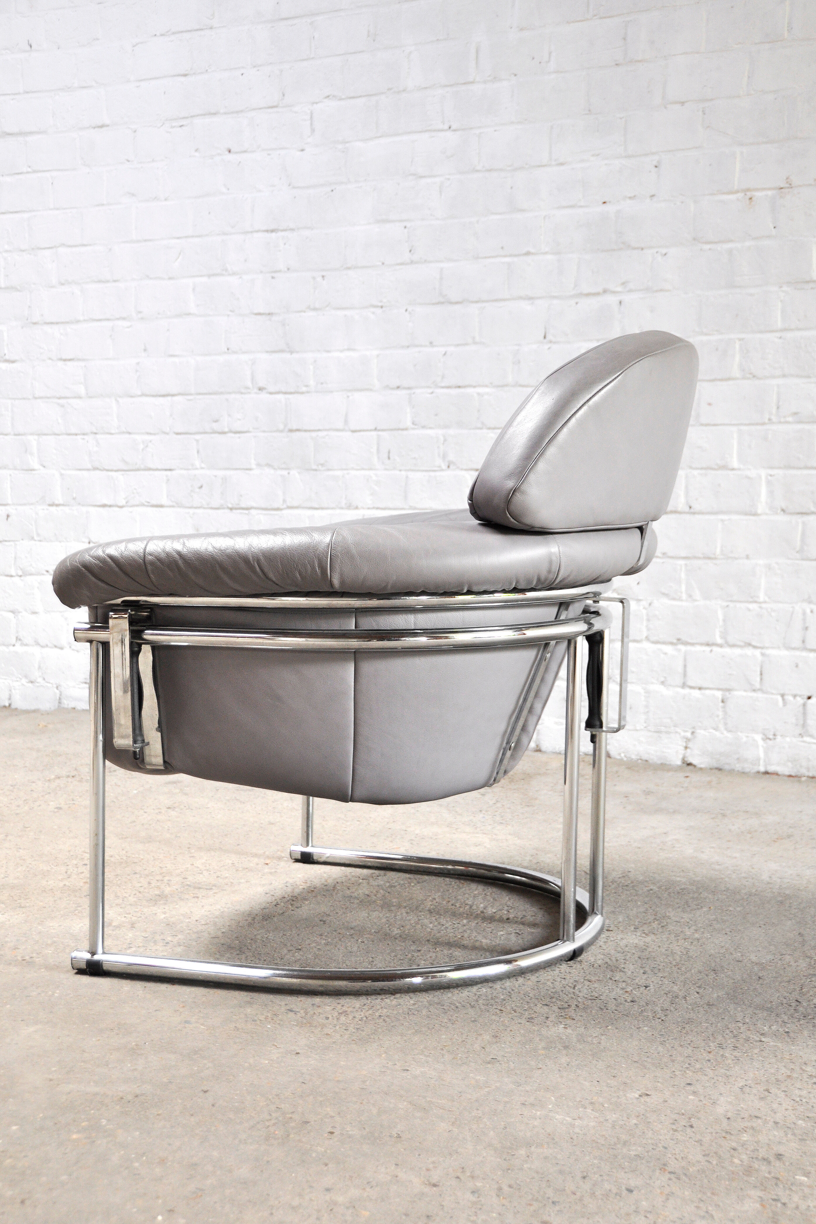 Fauteuil en cuir avec cadre tubulaire chromé, années 1980