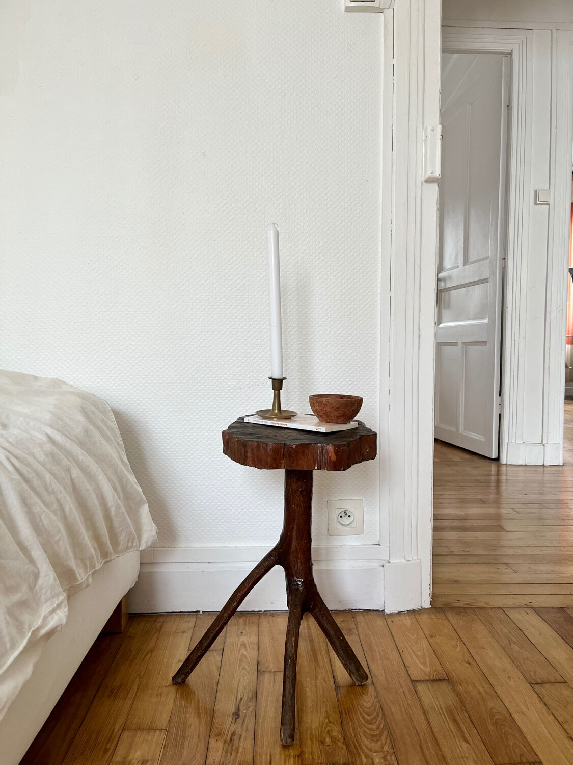 Tabouret tripode brutaliste