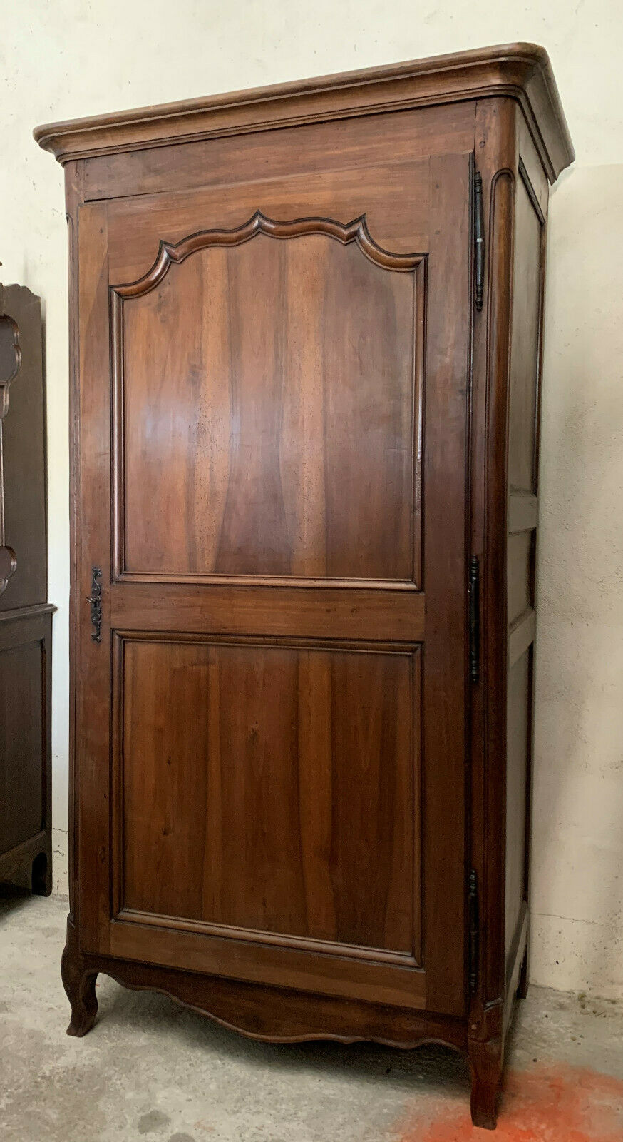 Louis XV bonnetière in solid walnut around 1800