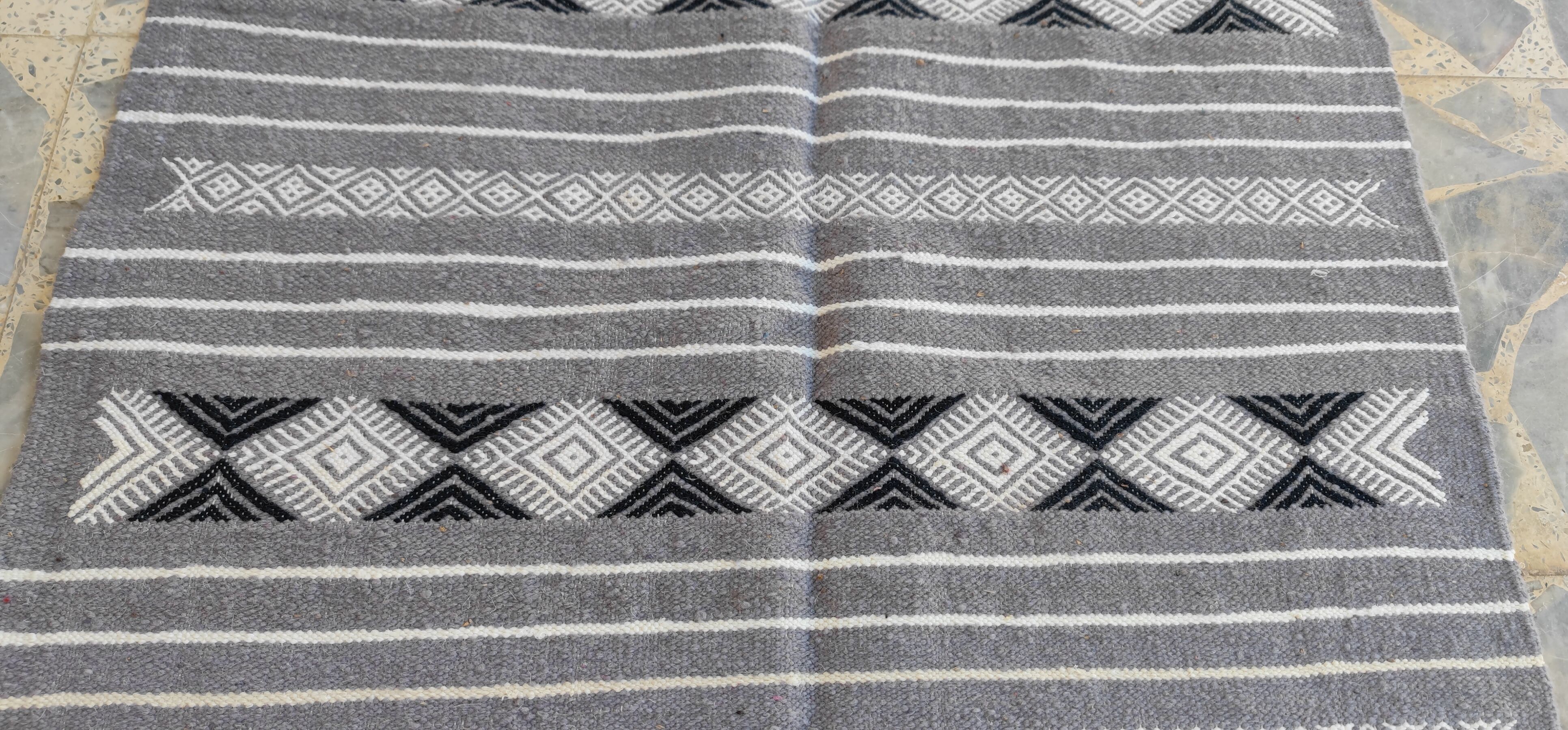 Hand-woven kilim rug in natural wool, 145x90 cm