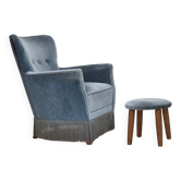 Fauteuil danois des années 1970 avec repose-pieds, velours bleu, pieds en bois de chêne.