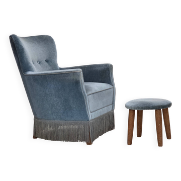 Fauteuil danois des années 1970 avec repose-pieds, velours bleu, pieds en bois de chêne.