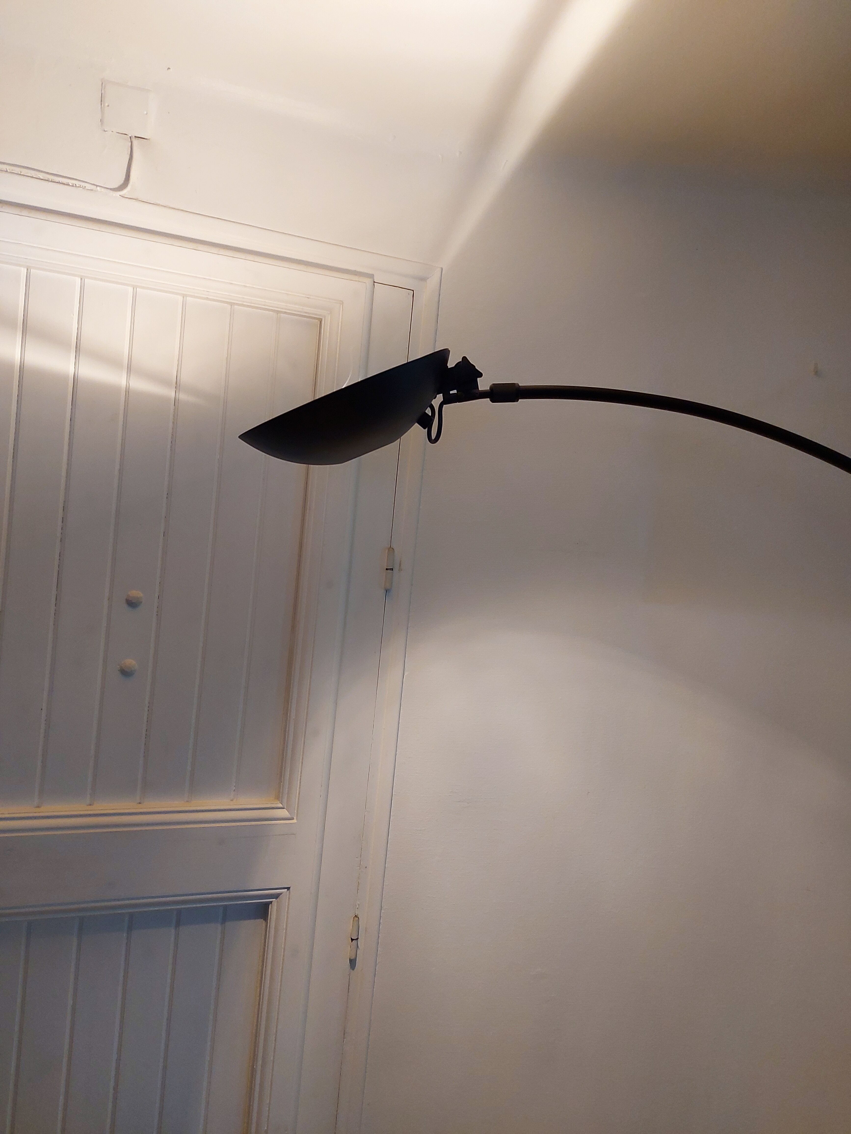 Lampadaire noir arqué Leonardo Marelli pour Estiluz vintage 1980'S