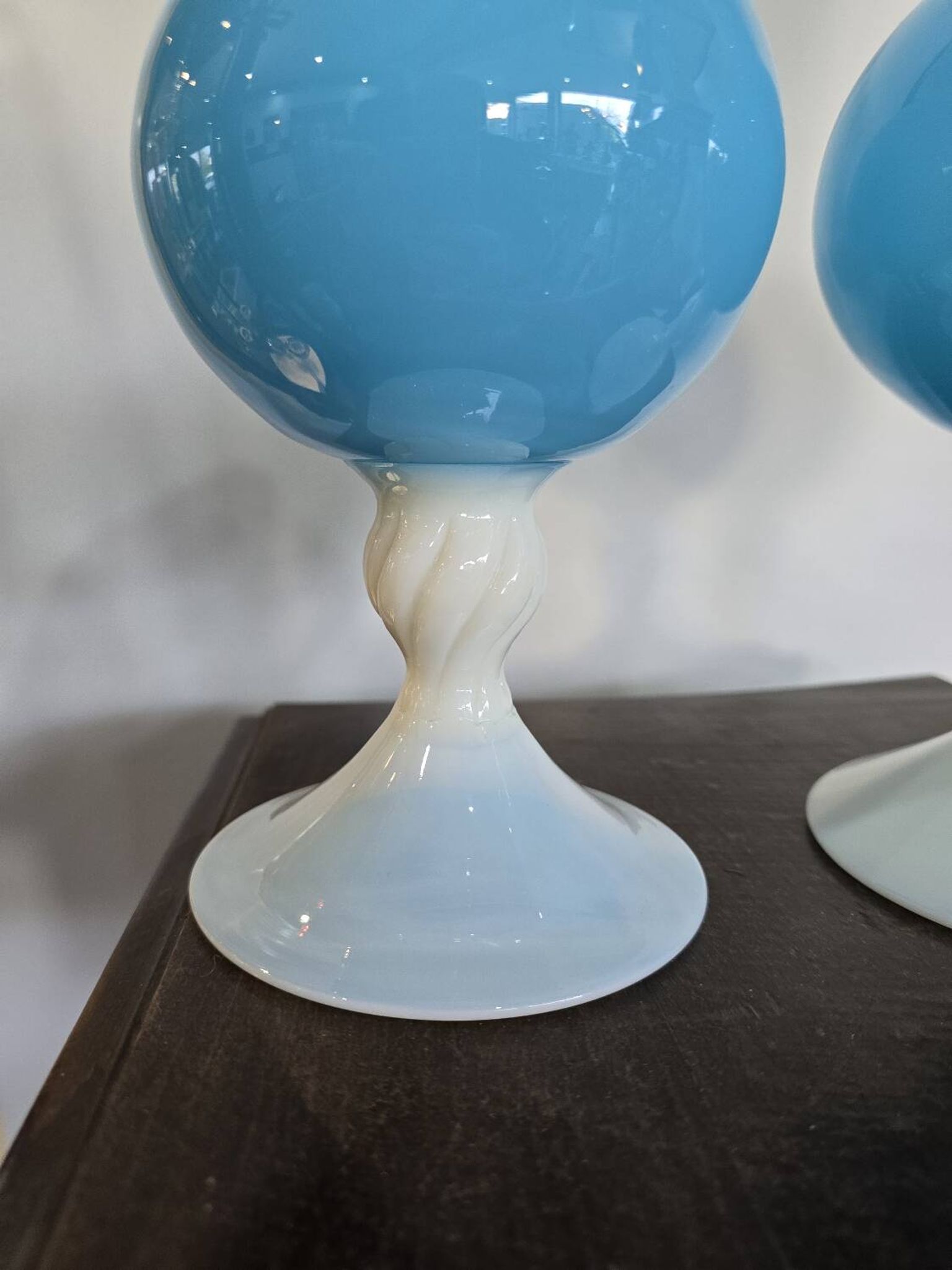 Paire de vase en verre soufflé bleu opalin – H. 35 cm