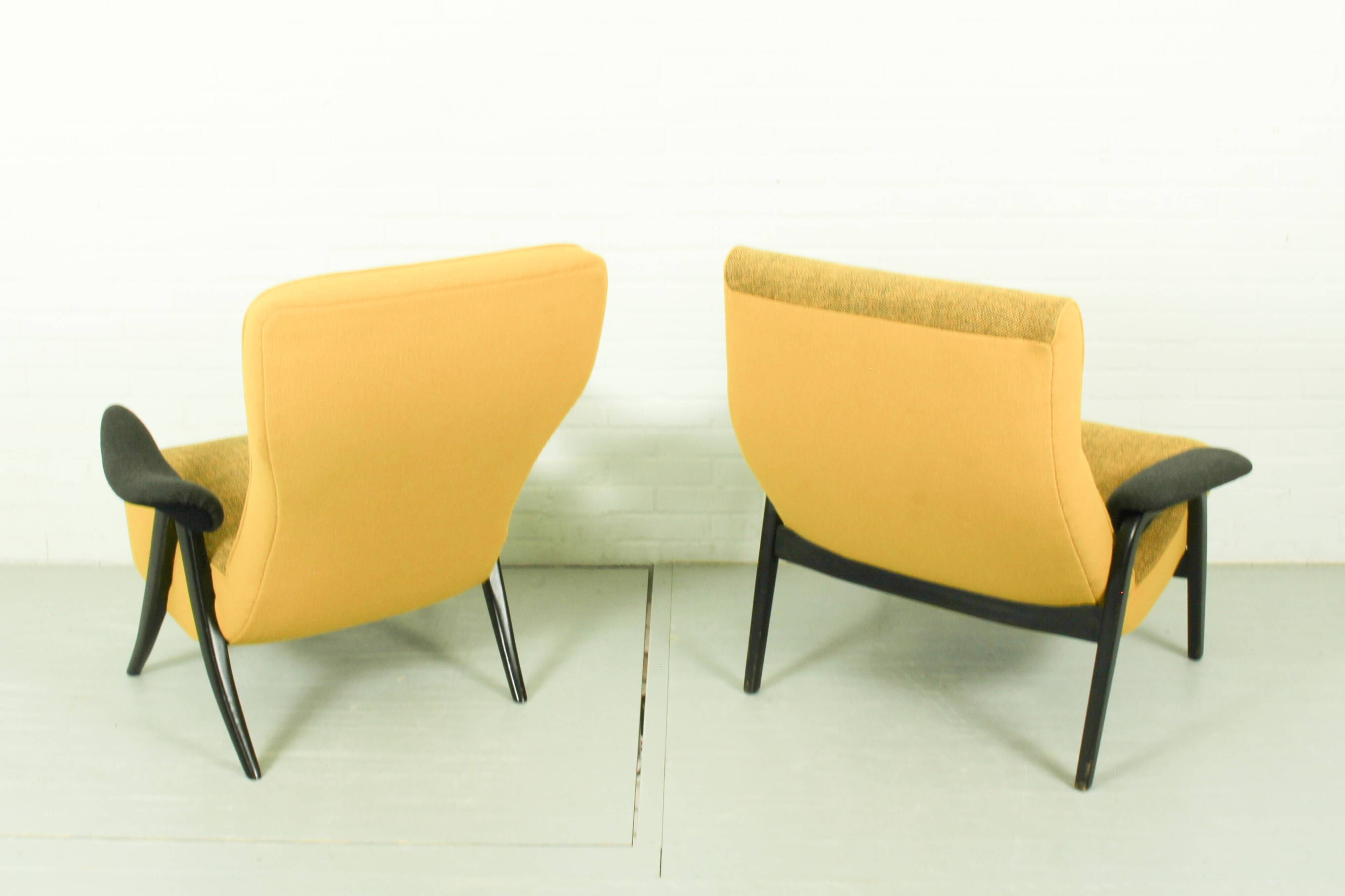 Theo Ruth pour les chaises Artifort Modèle 107 et 137 en Hallingdal Kvadrat.