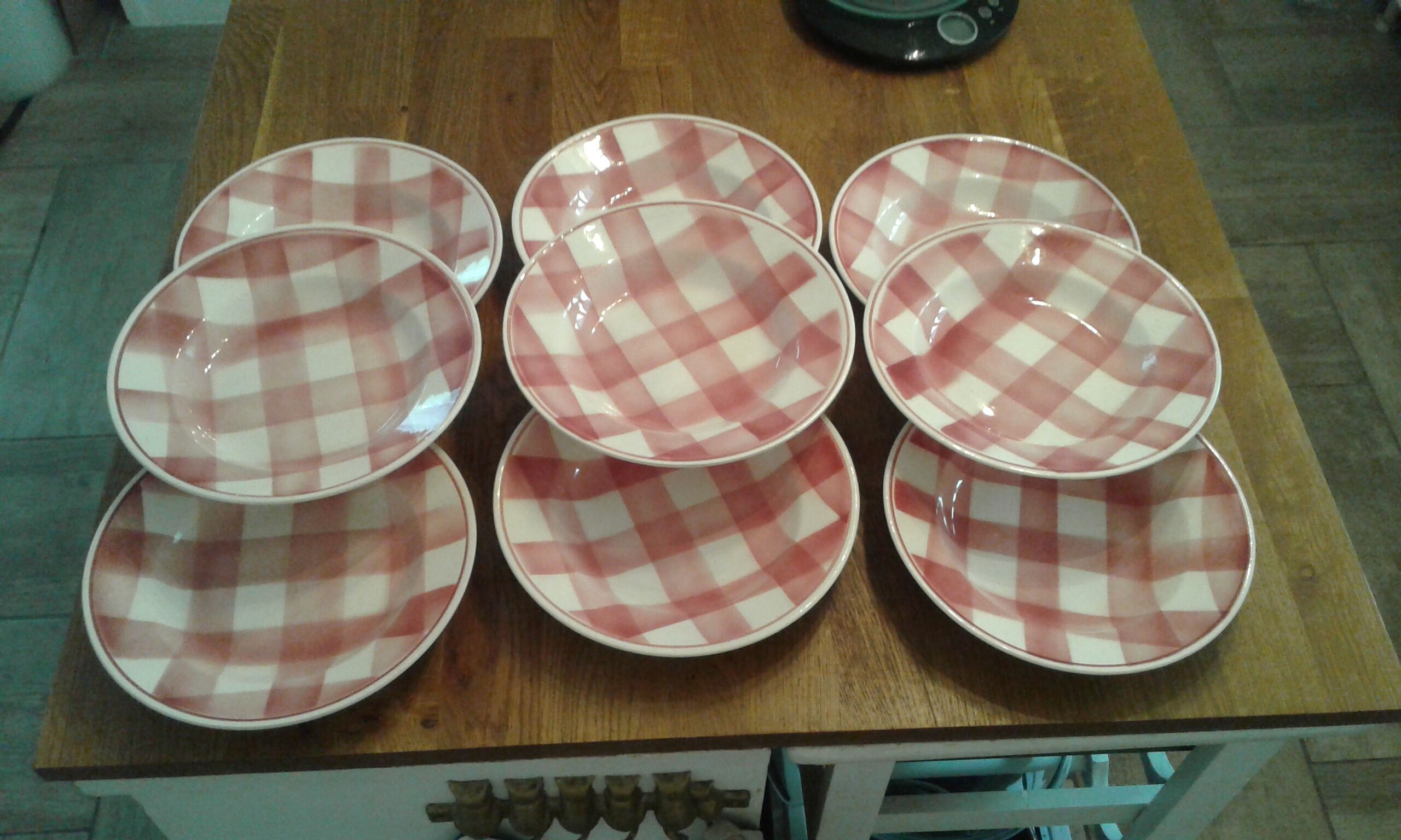 9 hollow plates with red checkers. Givors .vintage