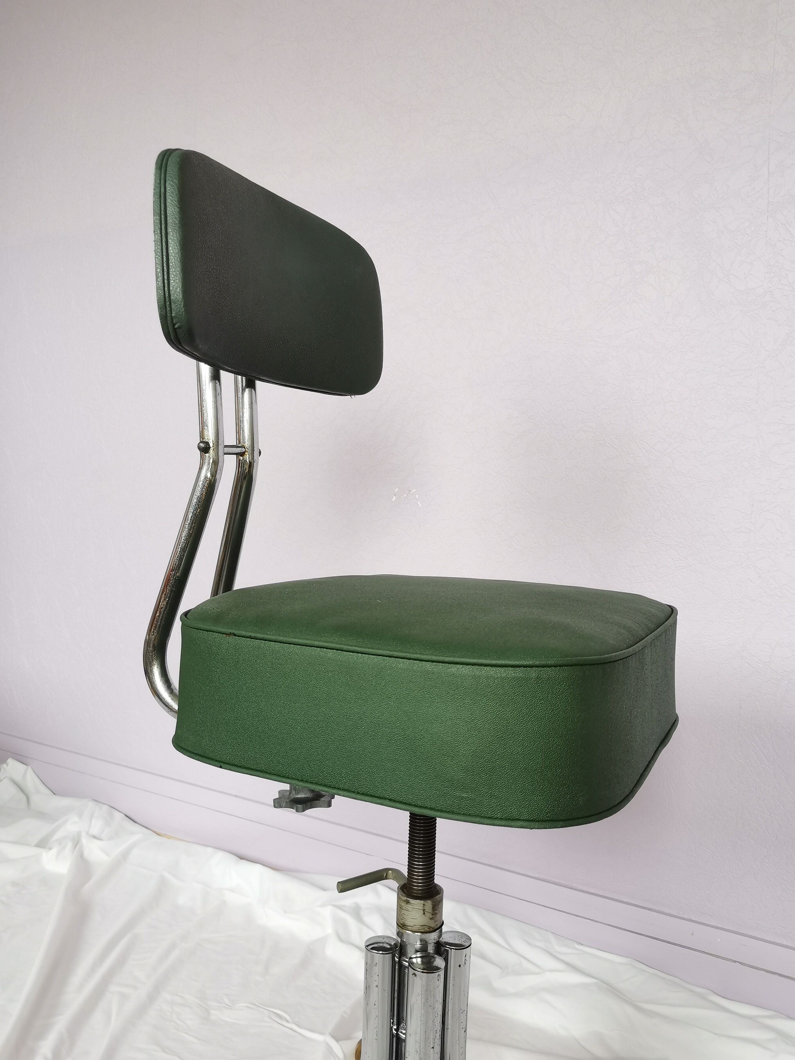 Chaise pivotante en skaï vert et acier chromé, Pullman, 1960