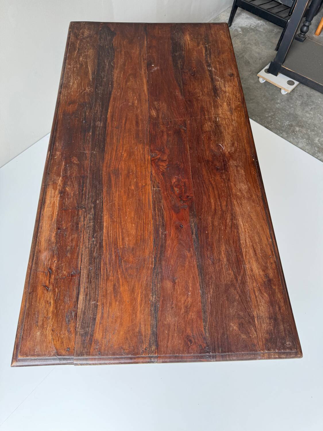 Table à manger en bois massif.