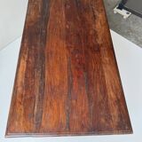 Table à manger en bois massif.