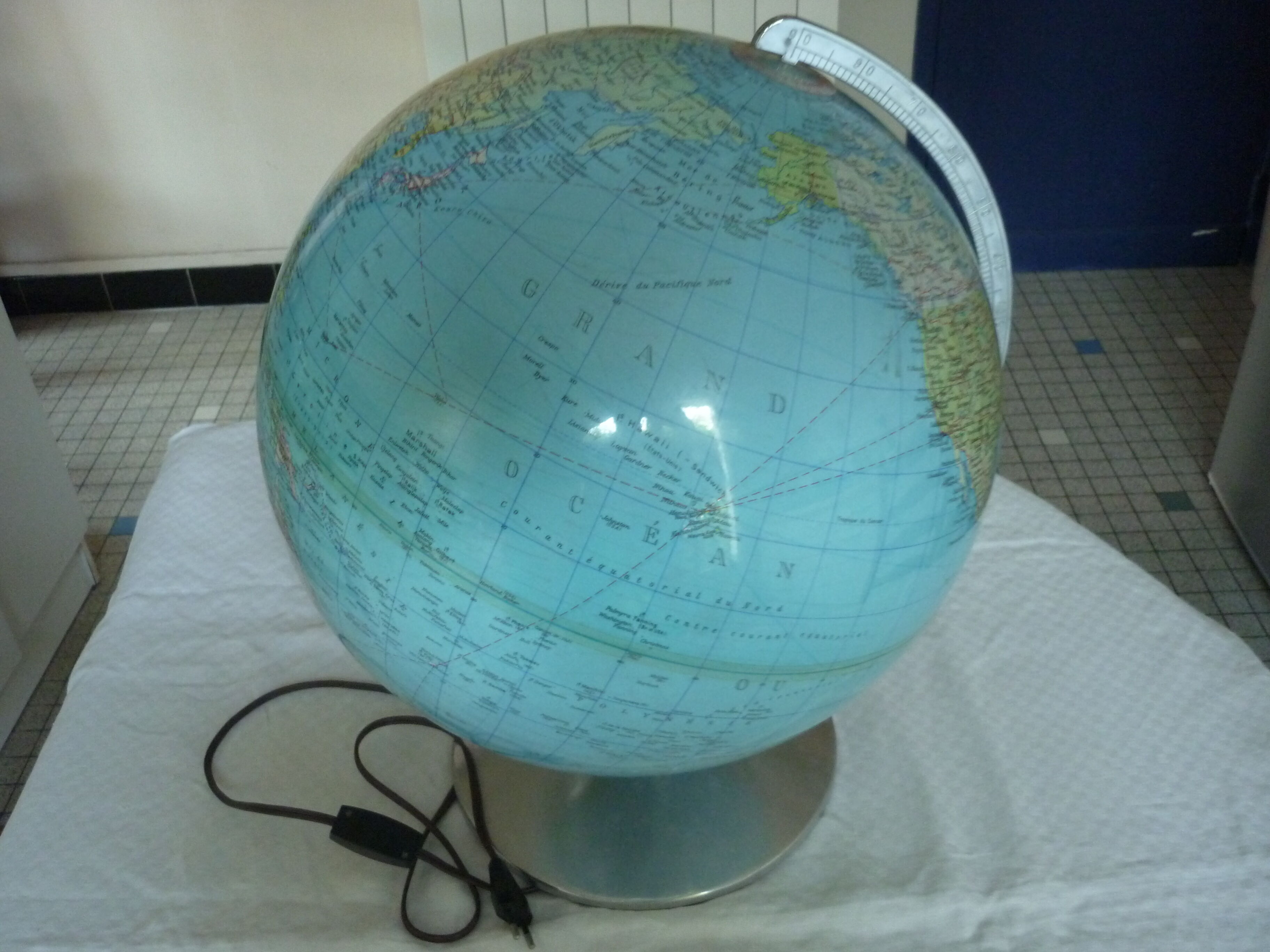 Large globe land light diameter