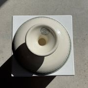 Plat à piédouche en faïence frises végétales vertes H12 D24