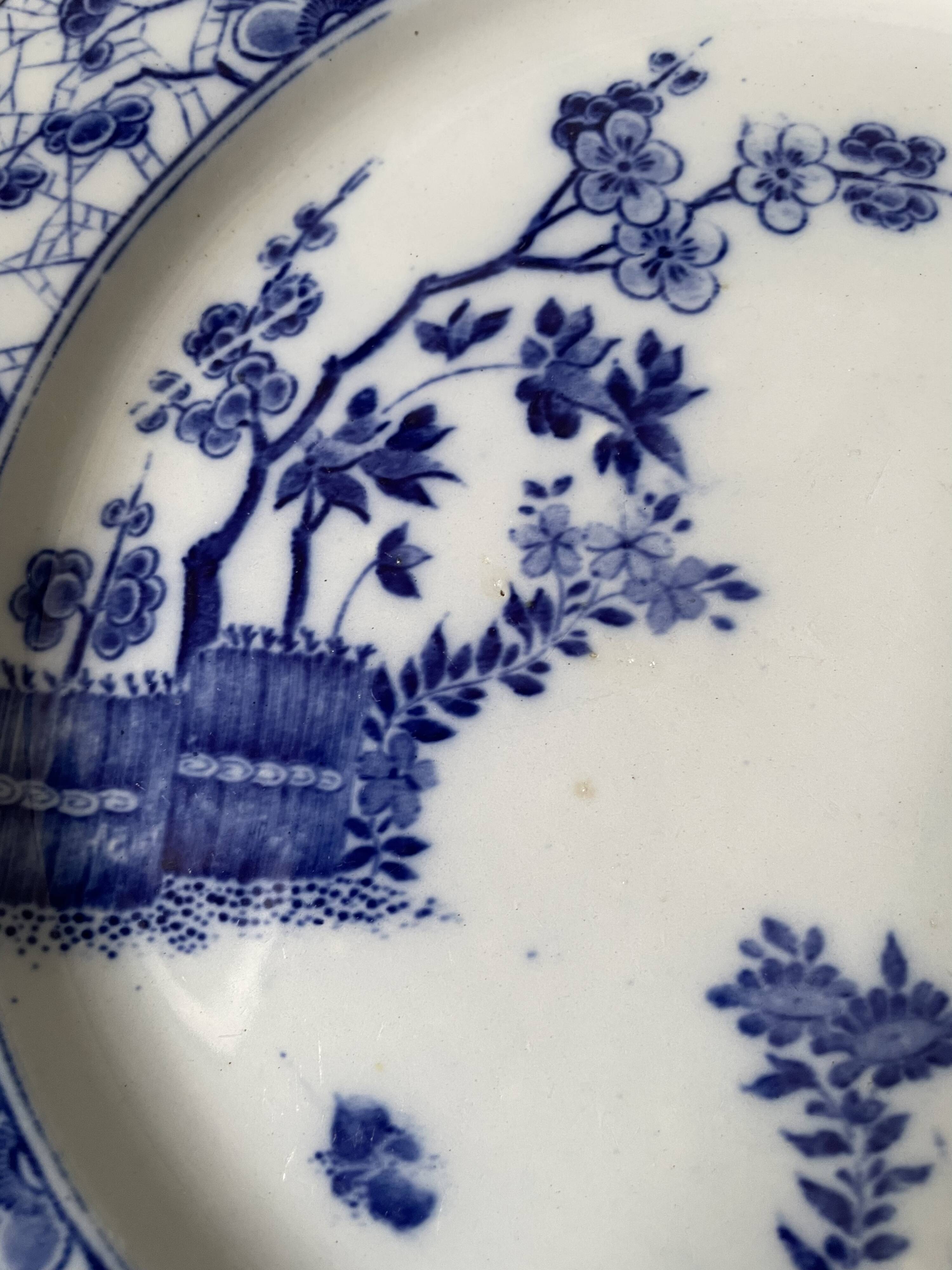 Assiette sur piédouche en faïence bleue et blanche Creil & Montereau, service "Japon", XIXème siècle