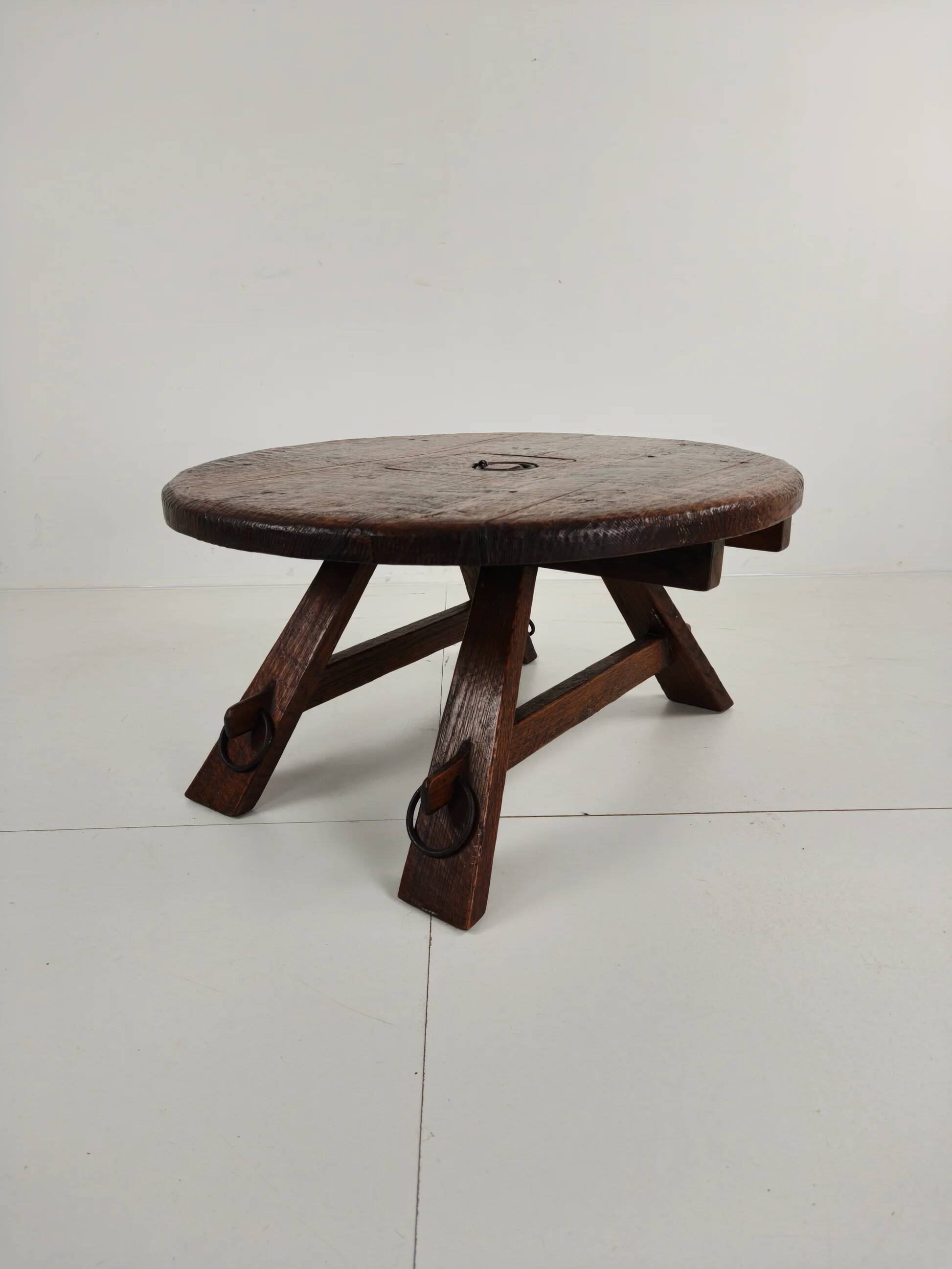 Table basse ronde rustique en chêne, style brutaliste, France, années 1960, milieu du XXe siècle