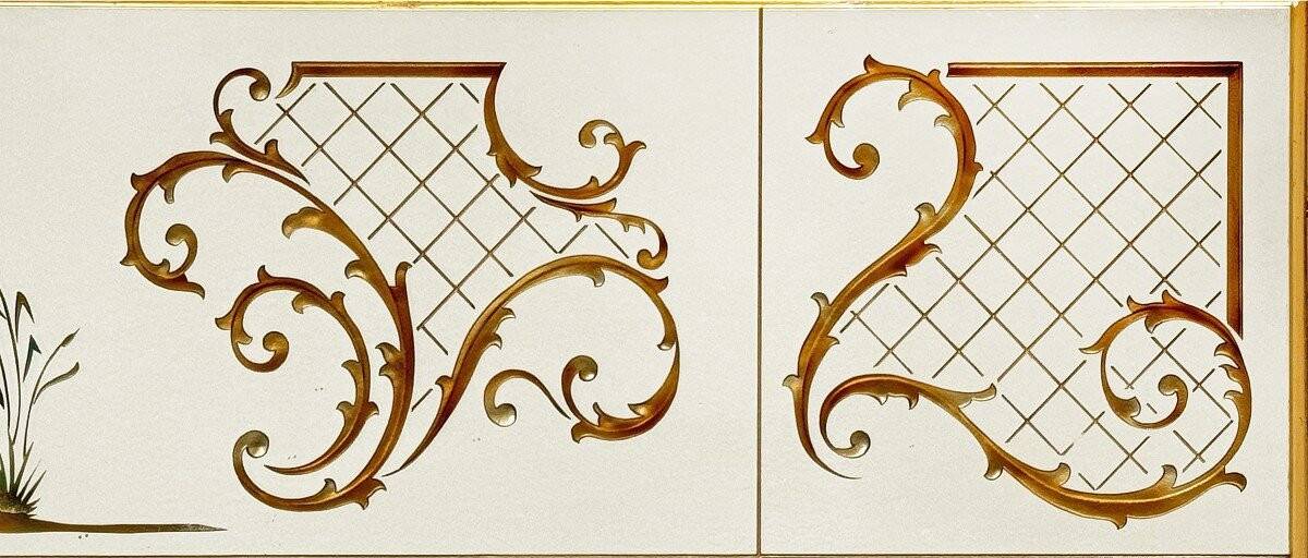 Brasserie mirror in gilded glass with a design of chinoiserie scenes.