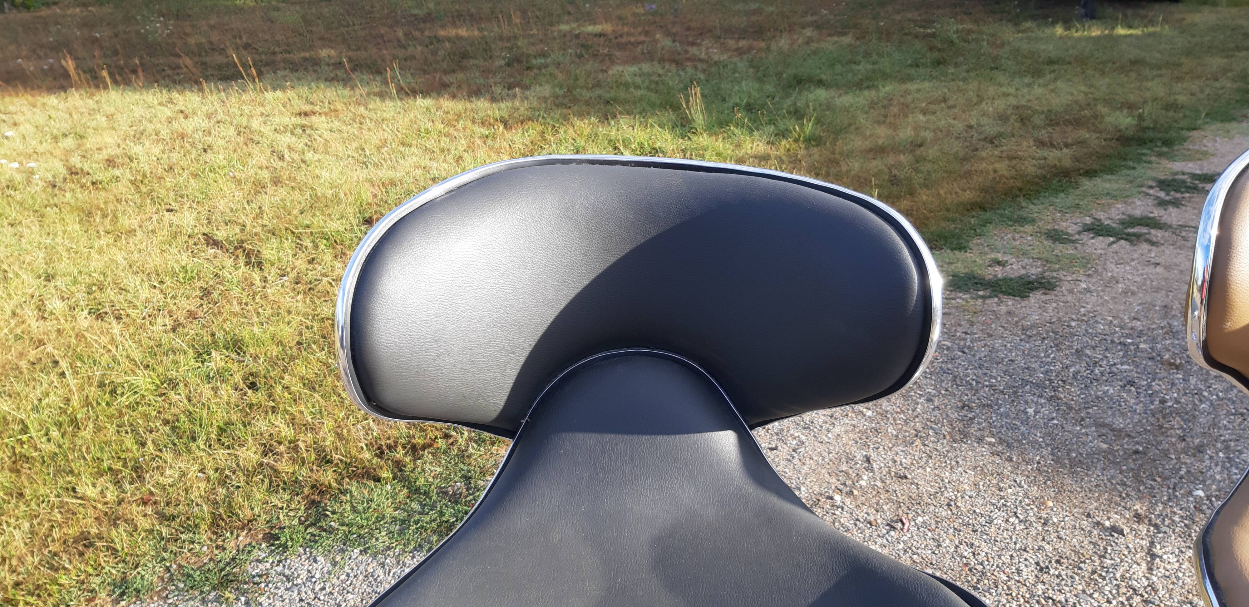 Paire de tabourets de bar vintage chrome et skai