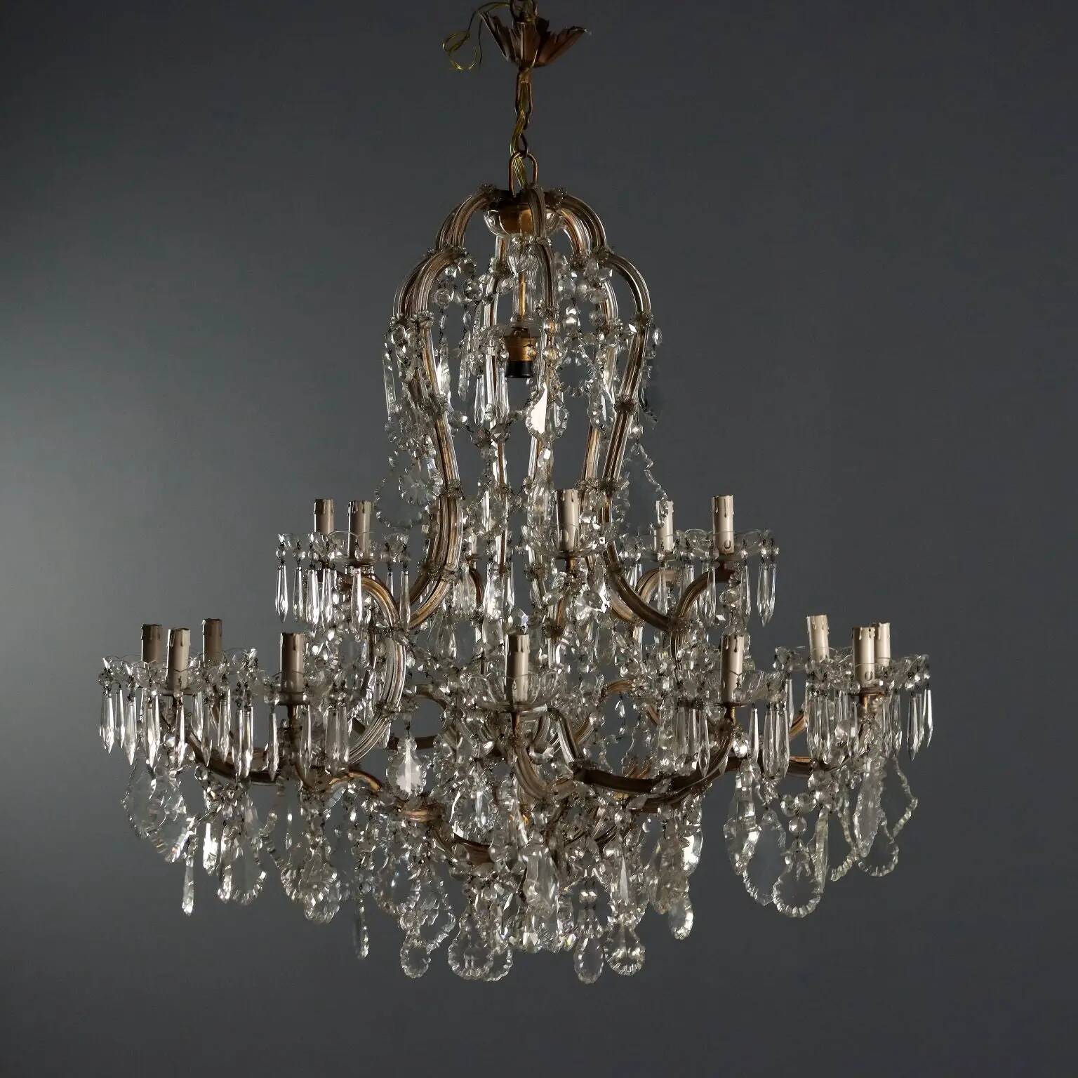 Antique Maria Theresa chandelier with 18 lights in glass, Italy, 19th century.