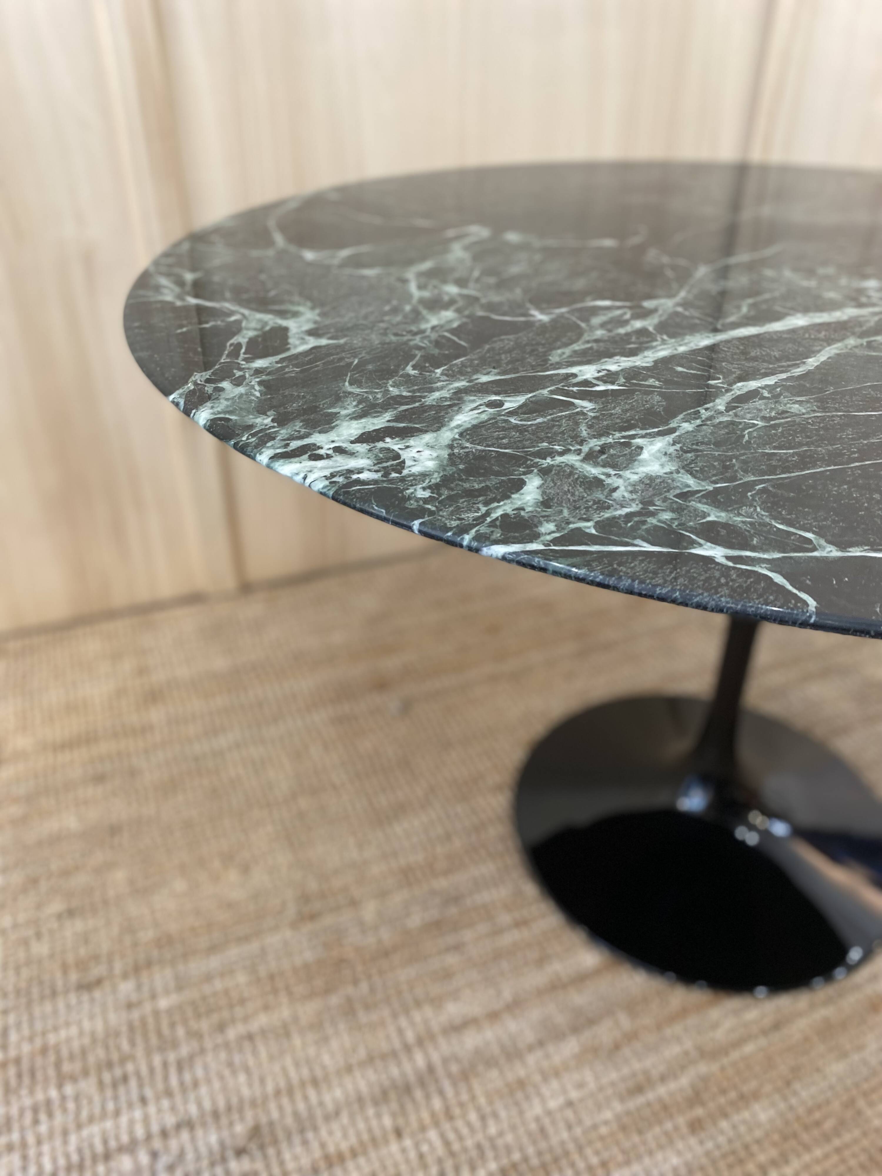 KNOLL round TULIP table in marble by Eero Saarinen