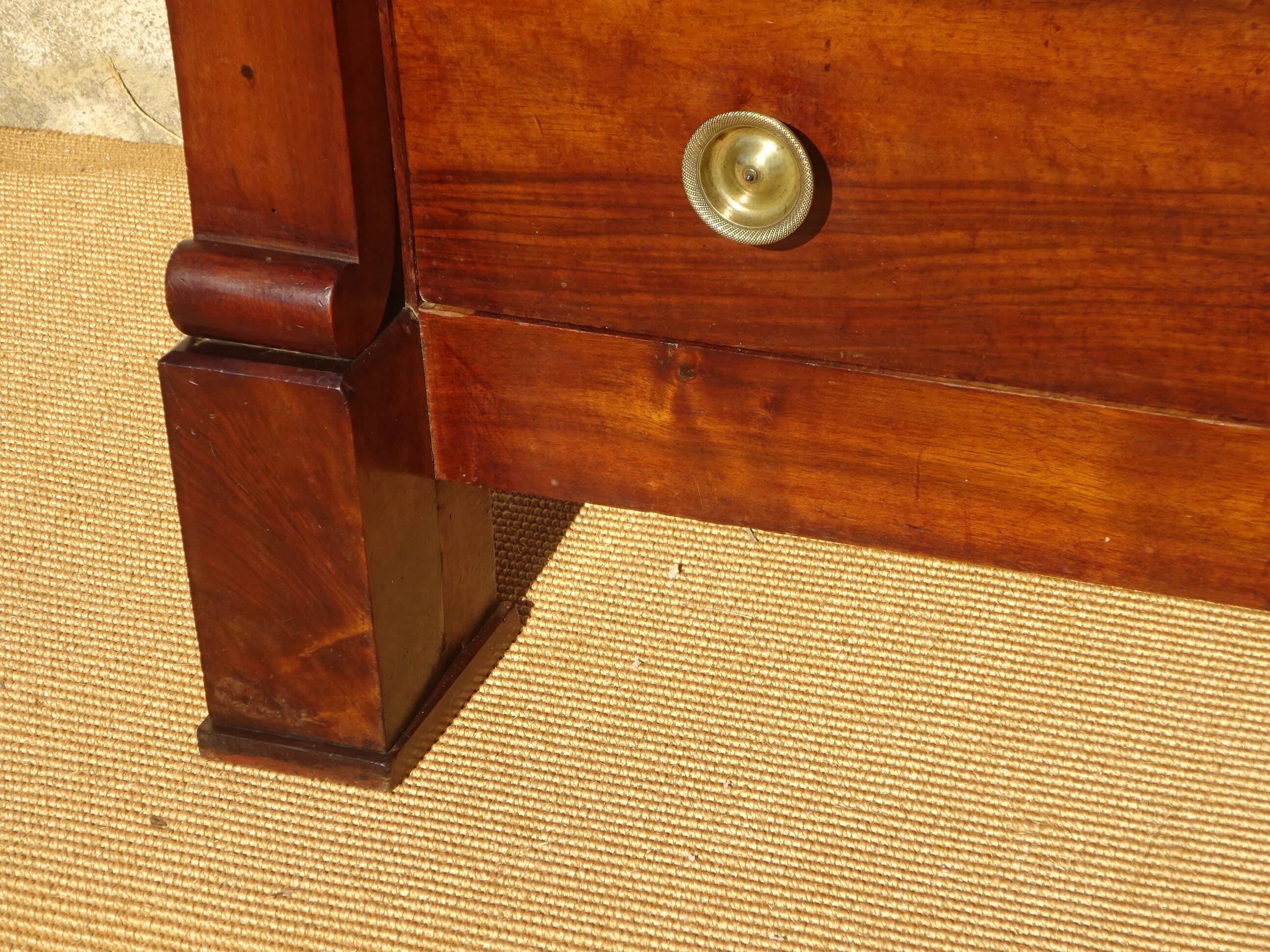 Crossed walnut chest of drawers