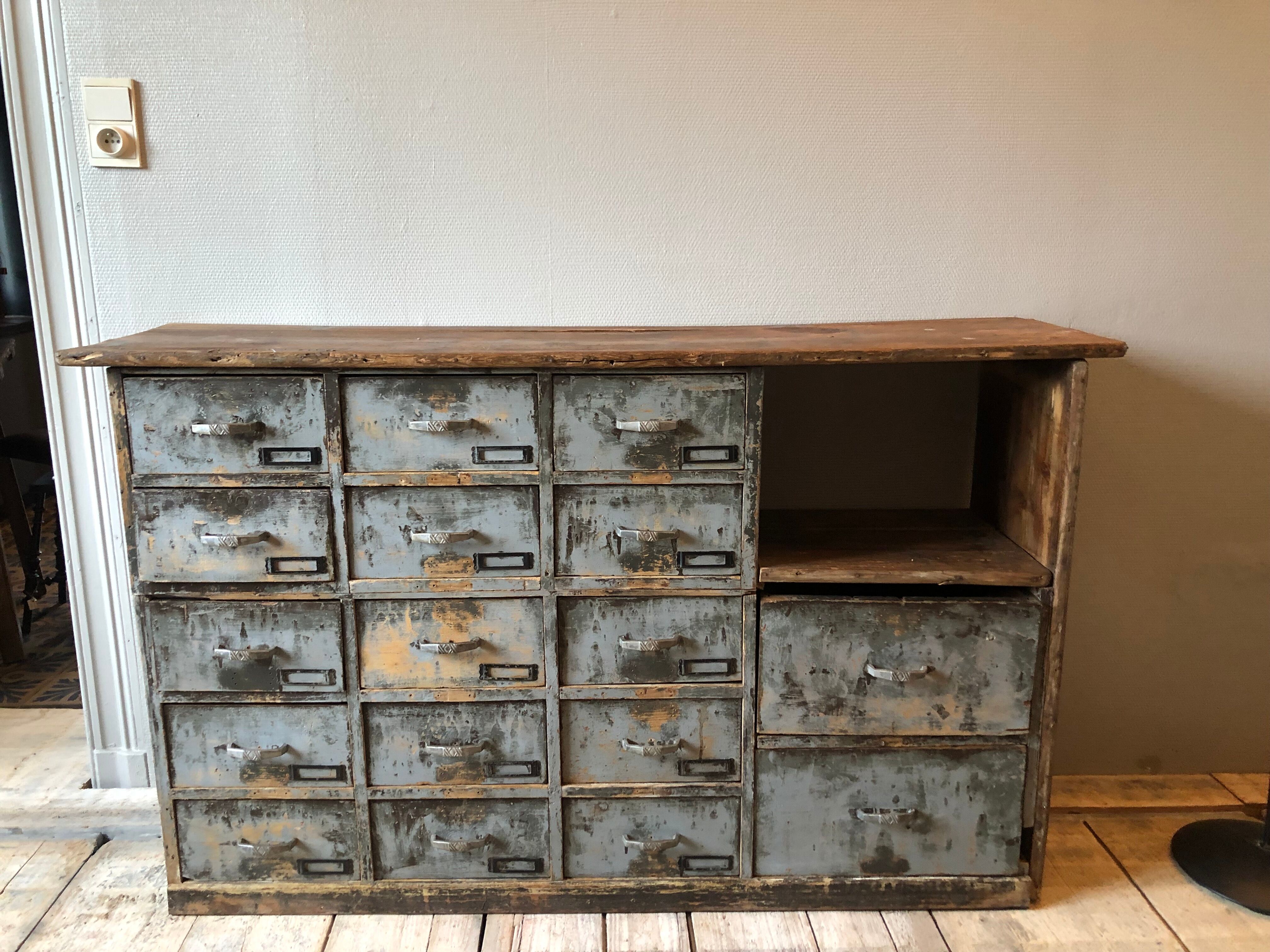 Workshop furniture with drawers