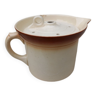 Earthenware milk jug with milk anti-flow