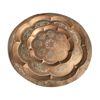 Old copper tray red orient decorated with chiseled friezes 45 cm