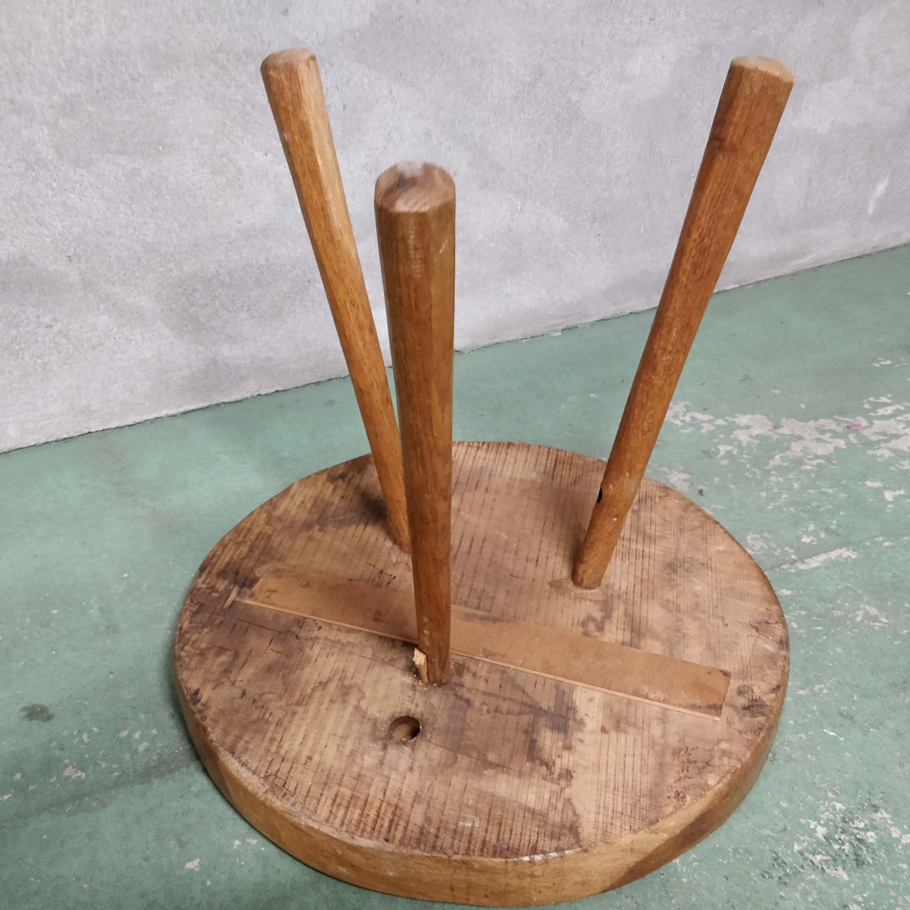 Tripod coffee table in solid wood