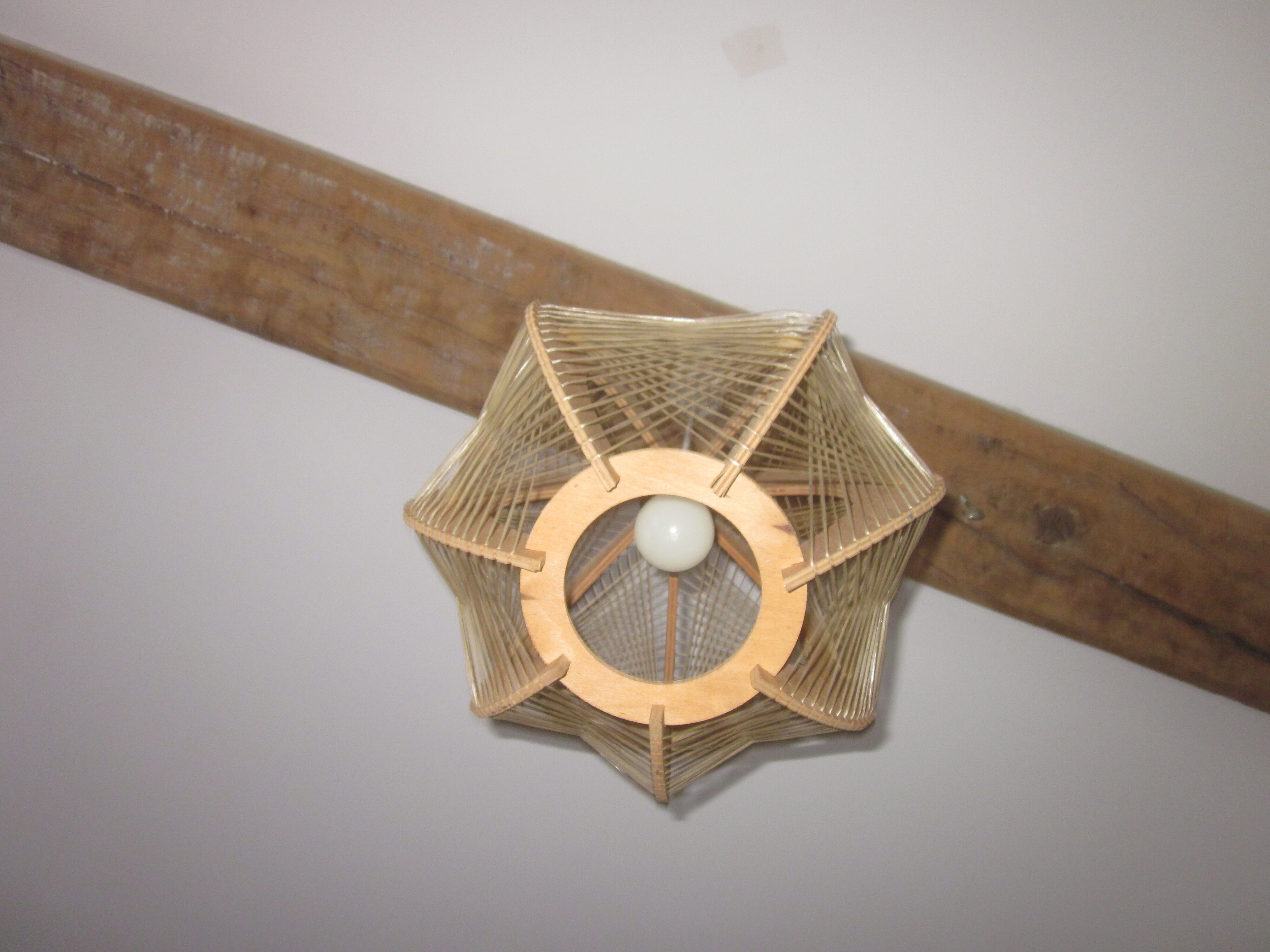 Suspension vintage en bois et fils