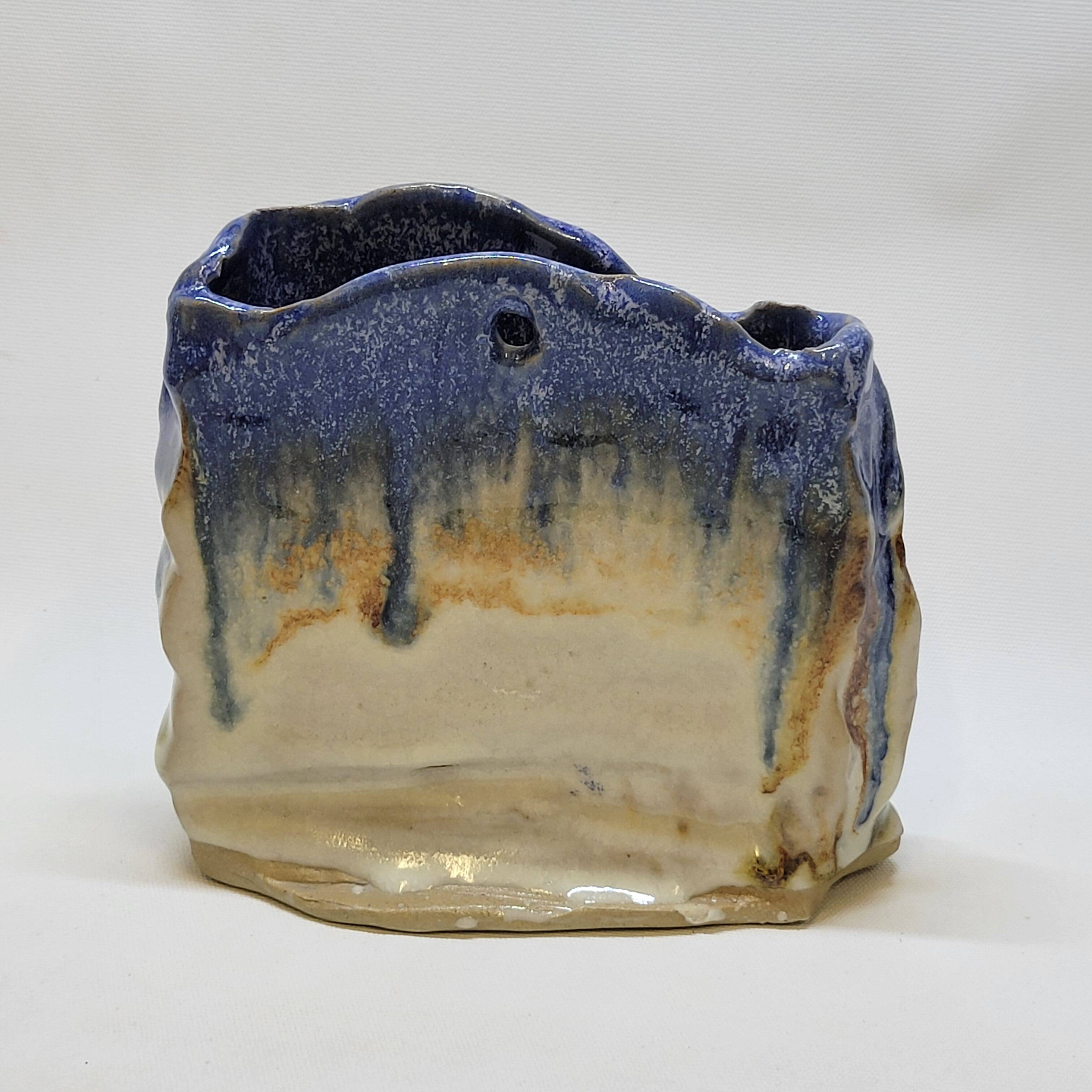 Céramique poterie vase en relief signé angilella