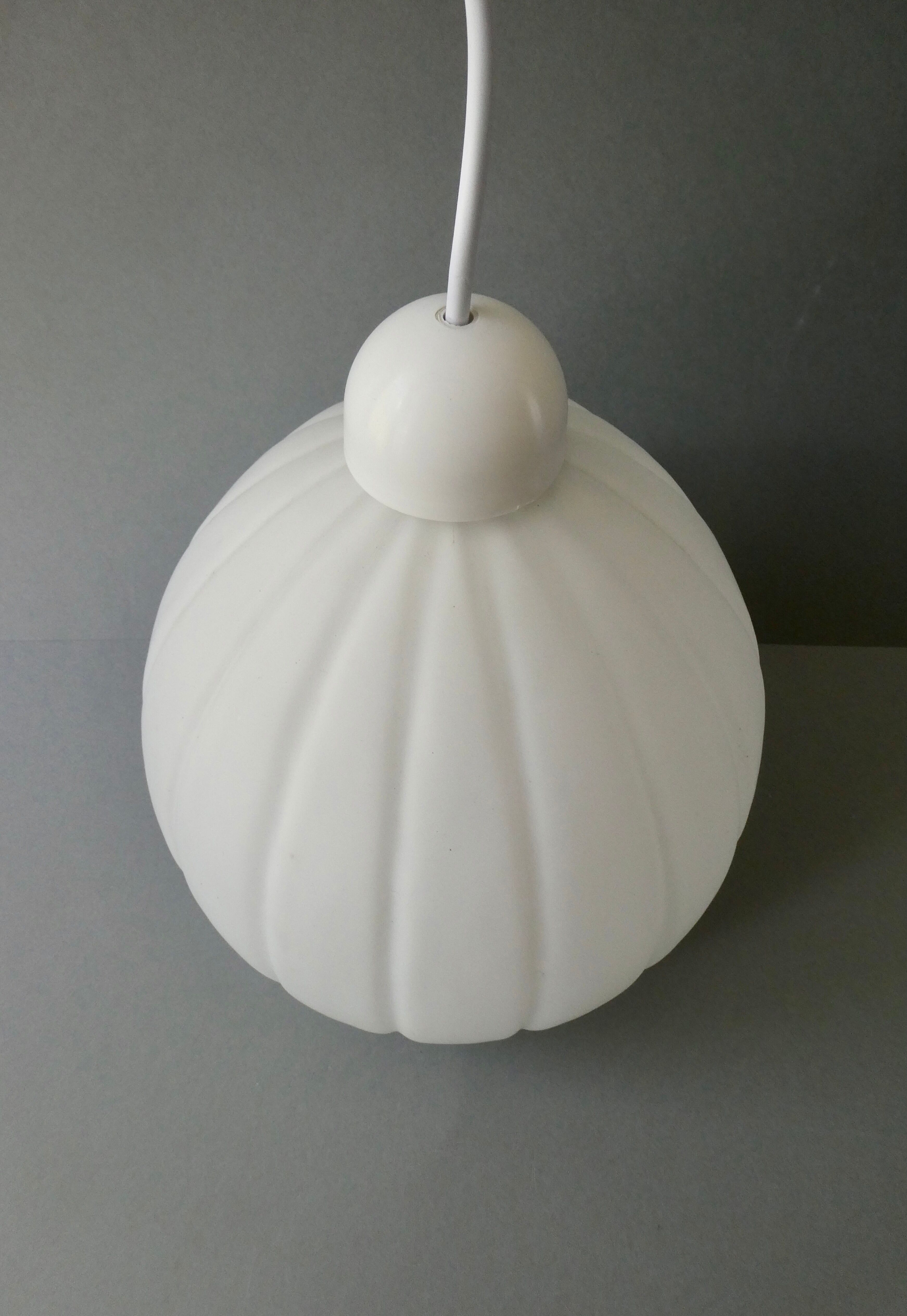 Suspension in white opaline