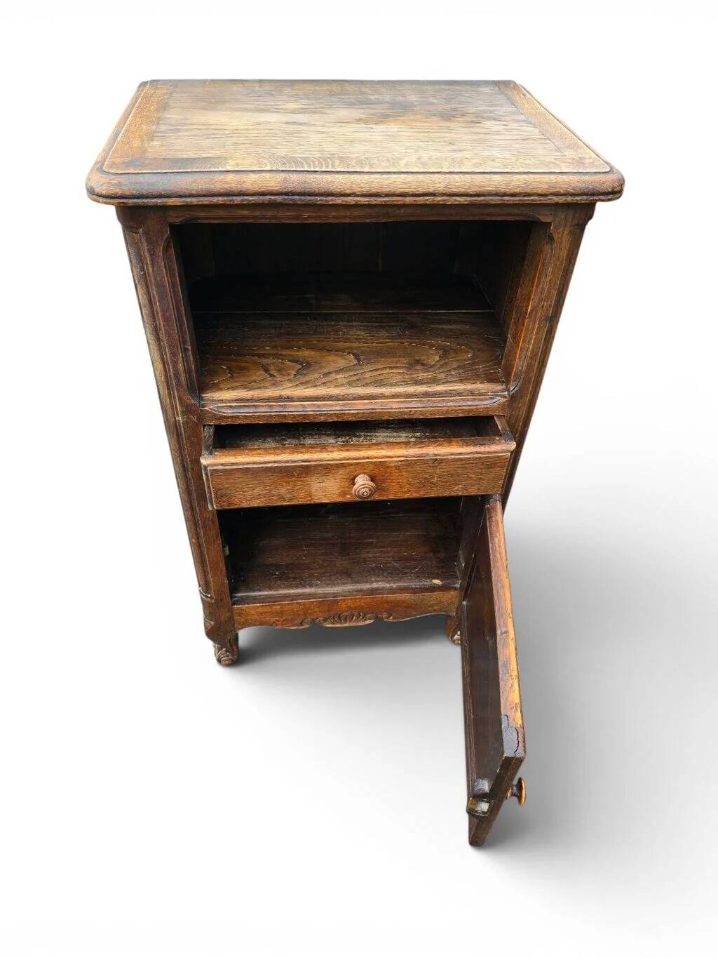 Petit meuble d’appoint en chêne sculpté style Louis XV