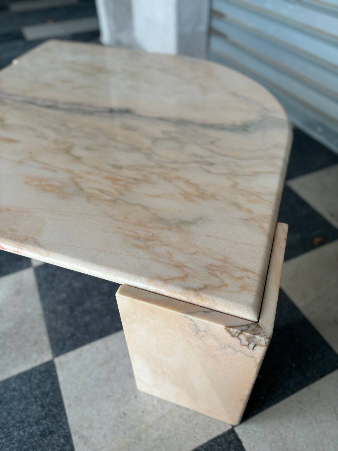 Table basse vintage en marbre rose