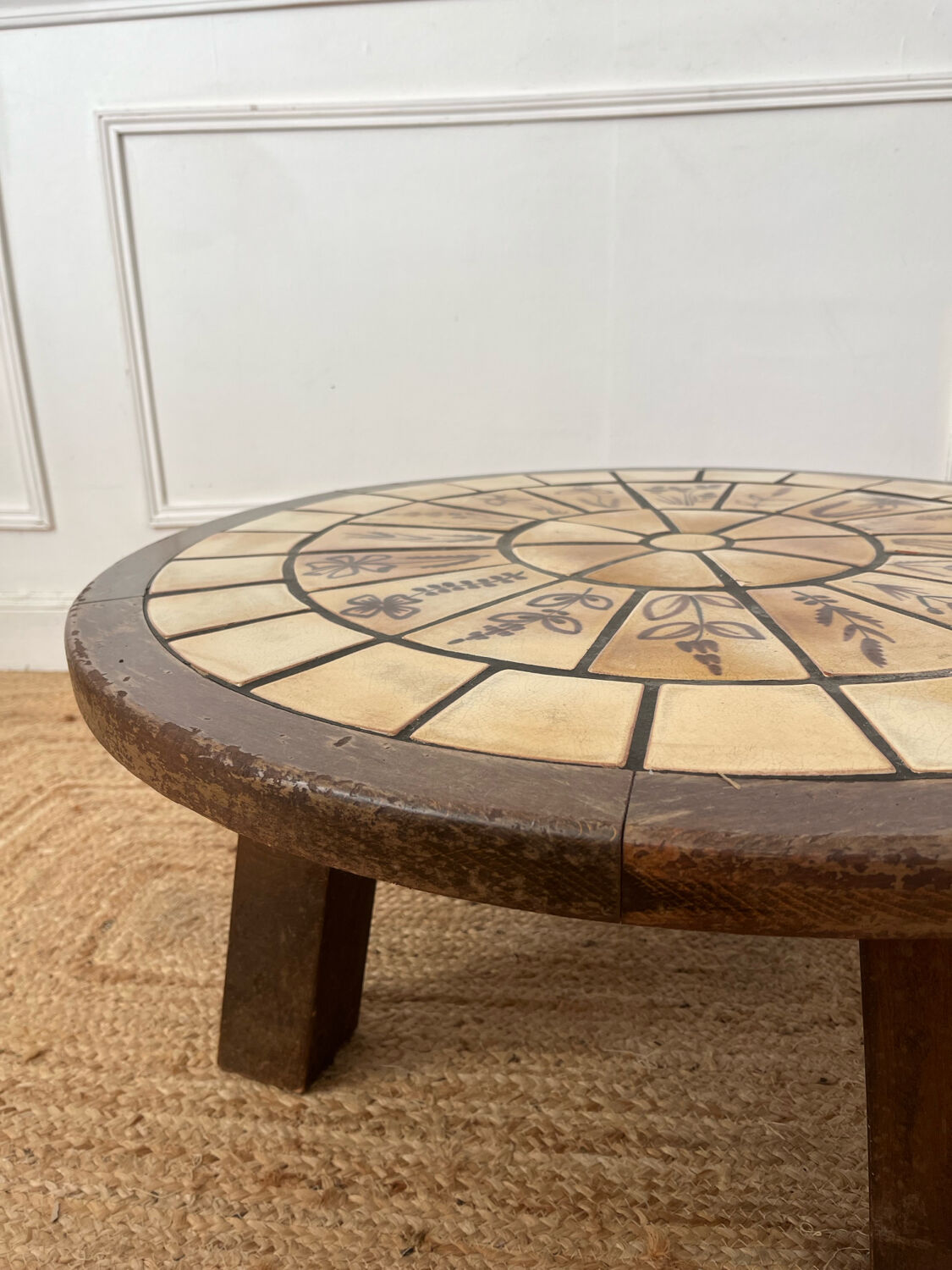 Round coffee table in ceramic and wood in the style of Roger Capron.
