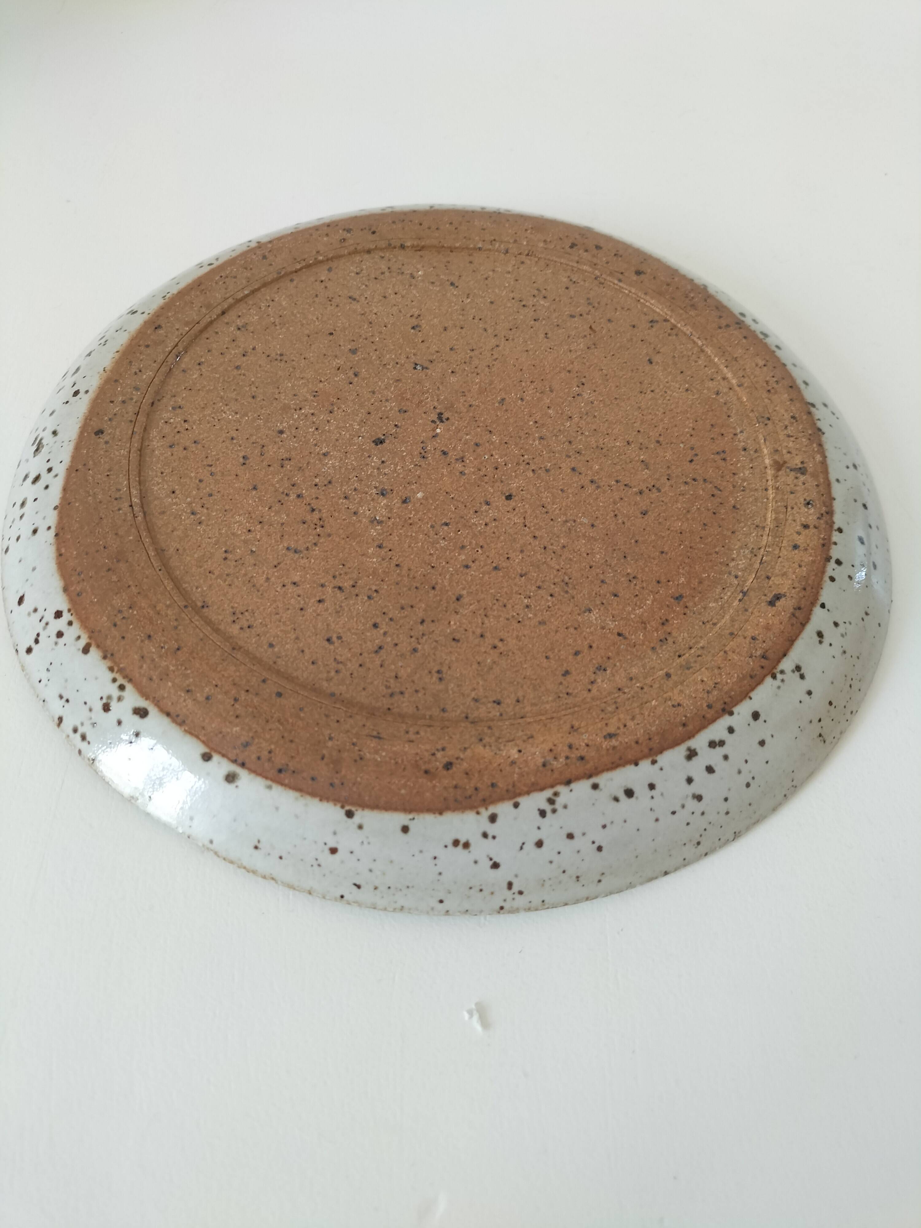 Speckled stoneware plate with floral decoration